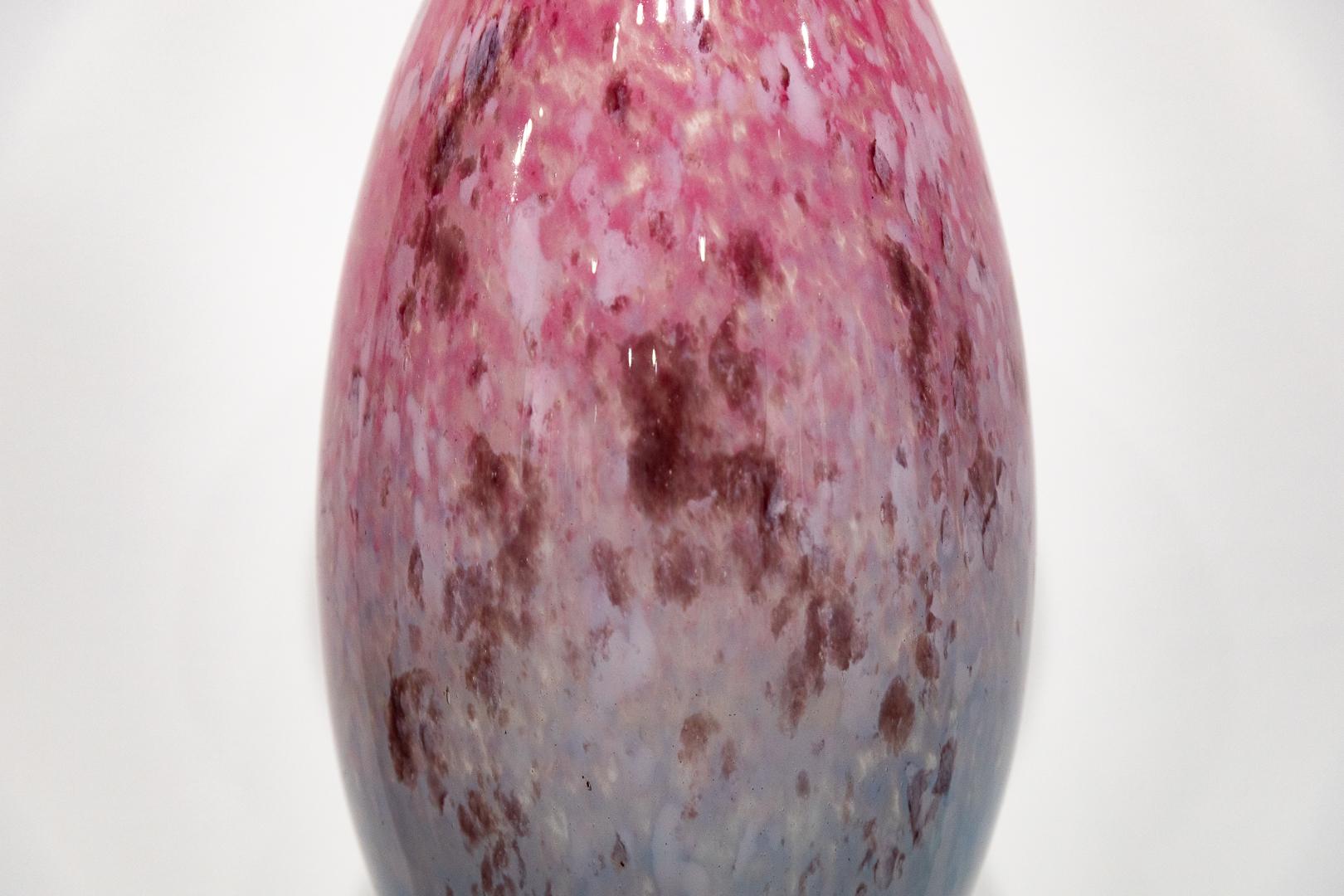 „Untitled Vase“ mundgeblasenes Glas, rosa & blau, gesprenkelt, funkelnd, signiert vom Künstler im Angebot 2