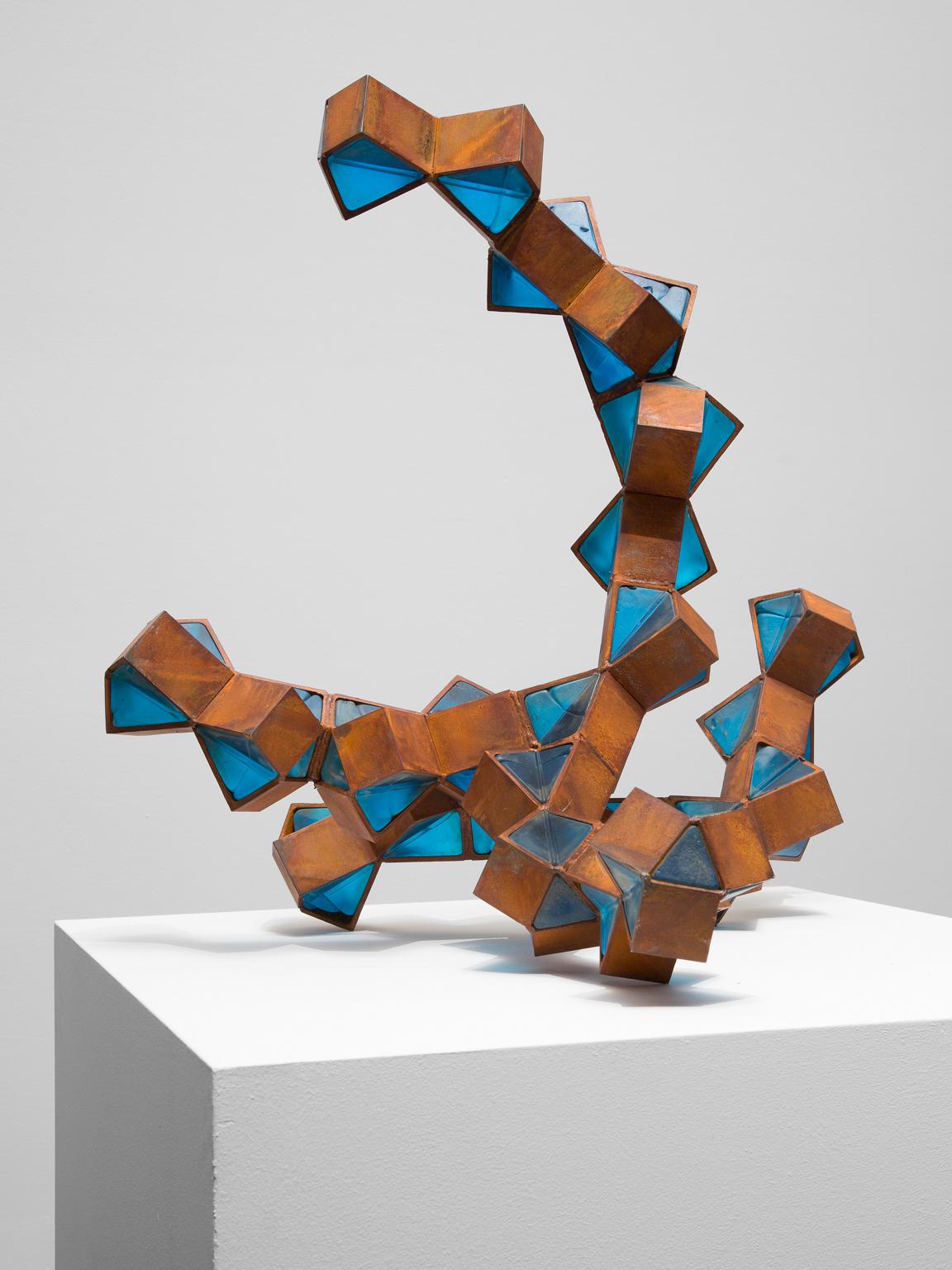 « Blue Abstraction », verre soufflé, acier, abstrait, sculpture - Géométrique abstrait Sculpture par Albert Young