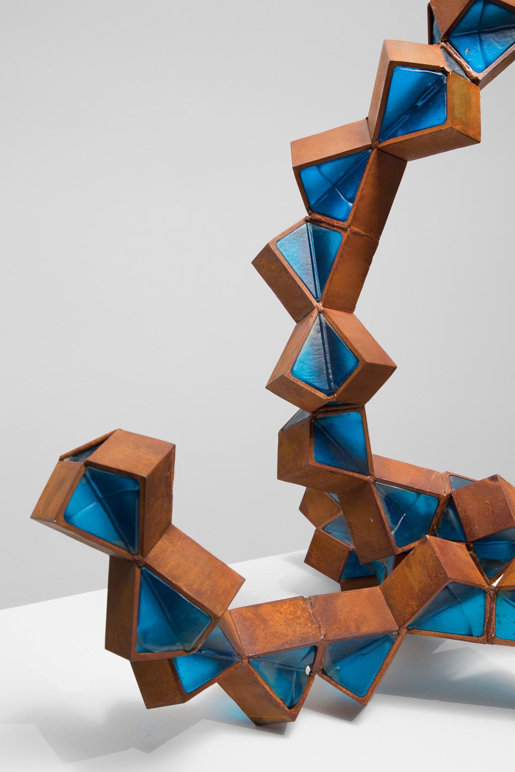 „Blaue Abstraktion“ mundgeblasenes Glas, Stahl, Abstrakt, Skulptur (Grau), Abstract Sculpture, von Albert Young