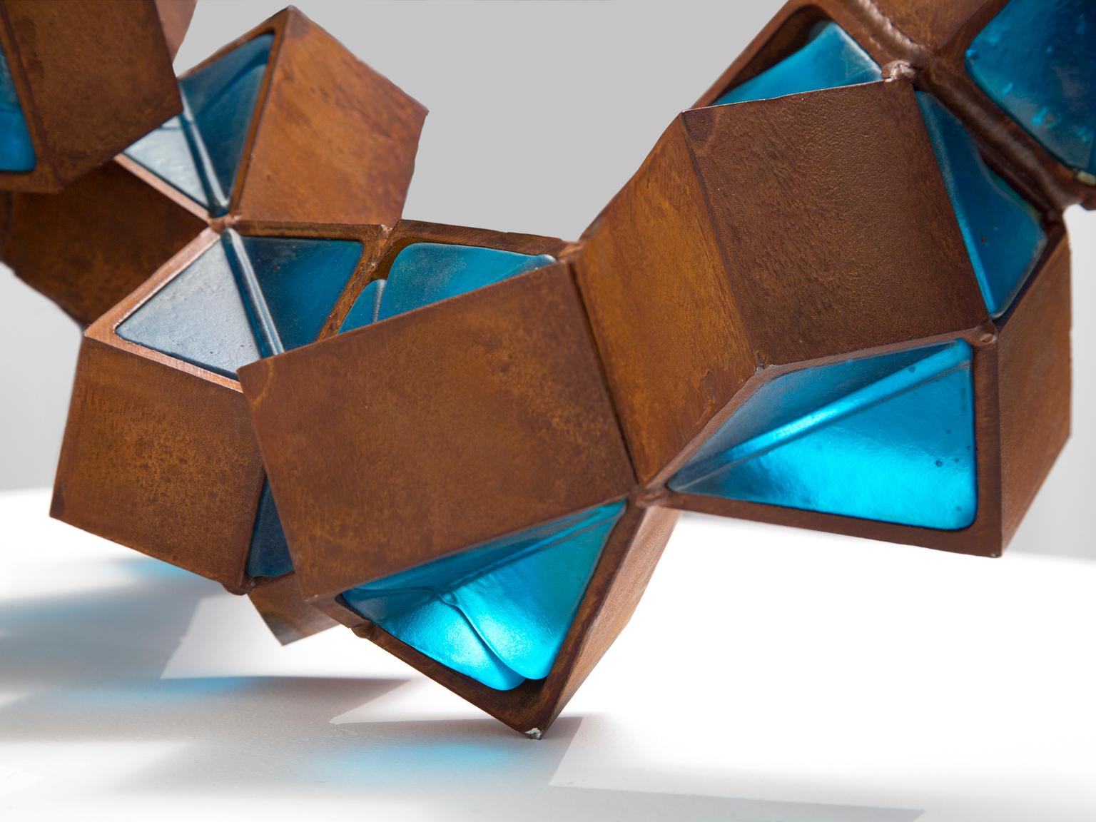 „Blaue Abstraktion“ mundgeblasenes Glas, Stahl, Abstrakt, Skulptur im Angebot 2