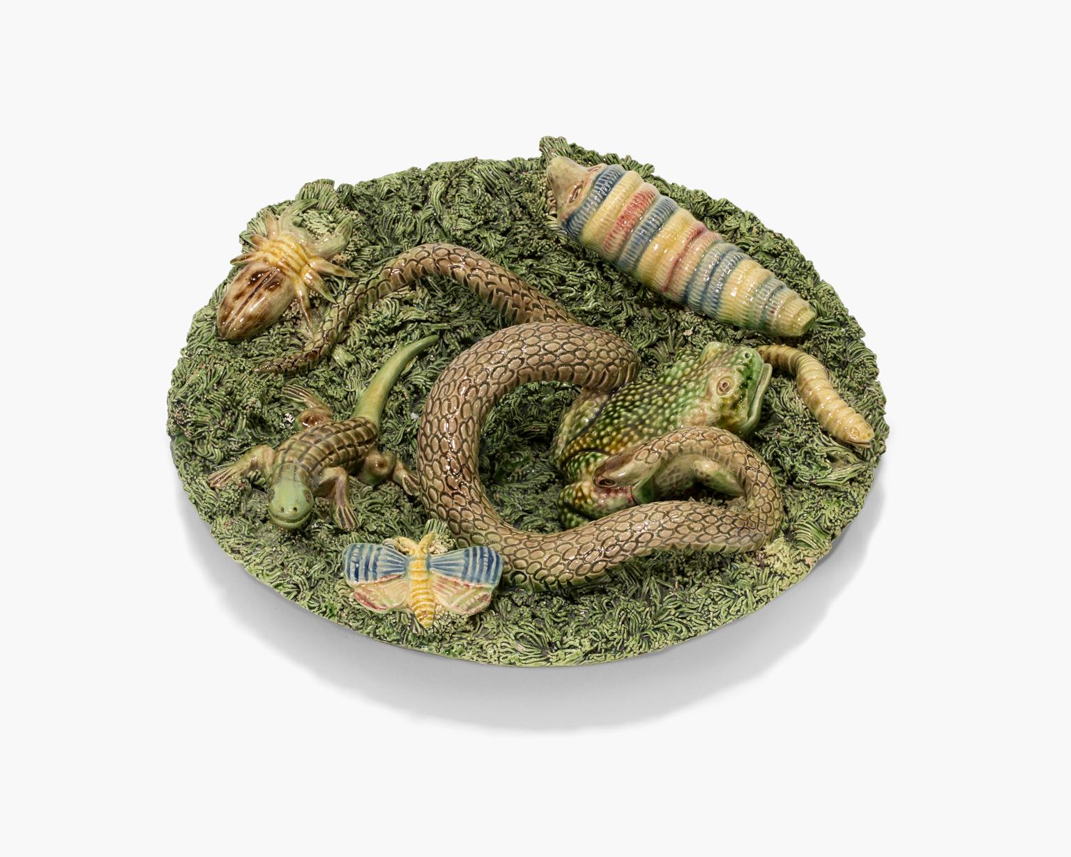 Schale aus Majolika mit Schlangen, Spinnen, Frosch, Schmetterling und Schmetterling aus Eidechse von Palissy – Sculpture von Jose A. Cunha