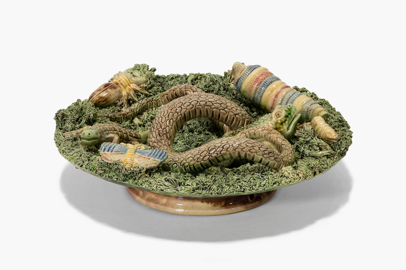 Schale aus Majolika mit Schlangen, Spinnen, Frosch, Schmetterling und Schmetterling aus Eidechse von Palissy (Grau), Still-Life Sculpture, von Jose A. Cunha