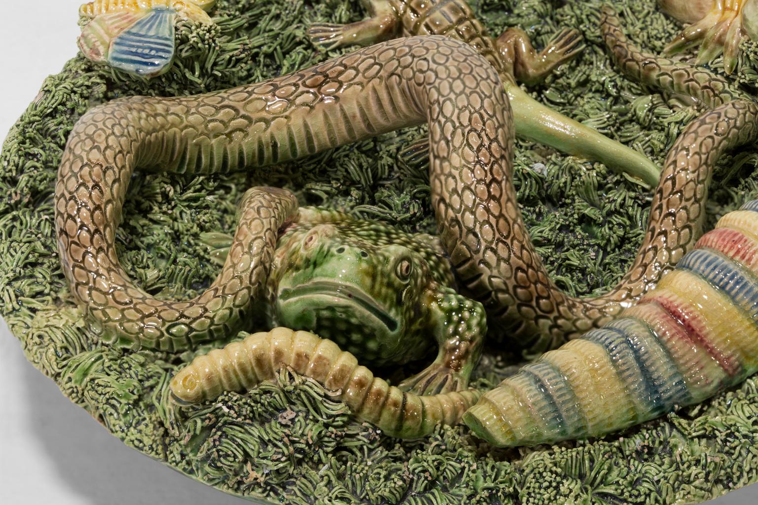 Bol en majolique Palissy Serpent, araignée, grenouille, papillon, papillon et lézard - Gris Still-Life Sculpture par Jose A. Cunha