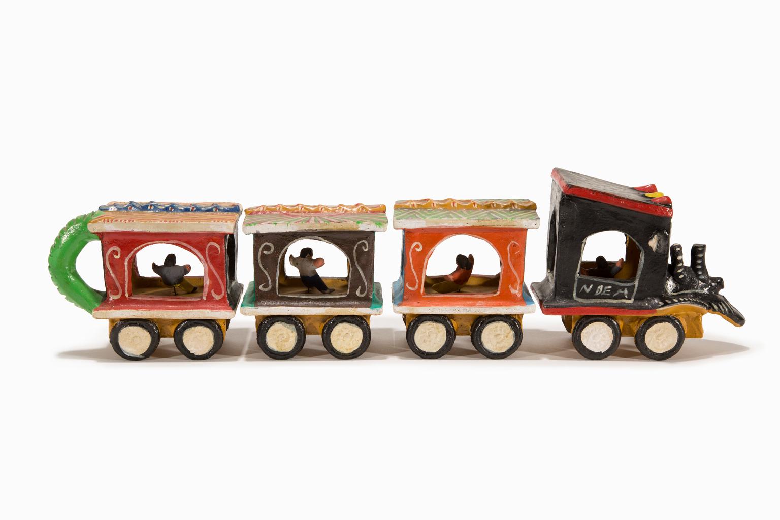 Still-Life Sculpture di Candelario Medrano - "El Tren" Ceramica, Smalto, Colori, Arte popolare messicana, Quattro sezioni