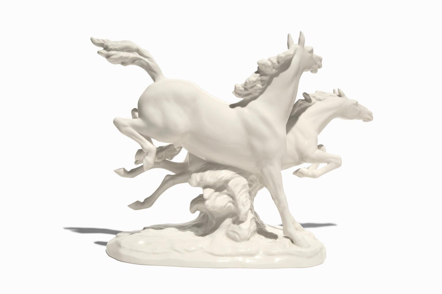 Figurative Sculpture Hutschenreuther - « In Freiheit (In Freedom) », chevaux en porcelaine blanche