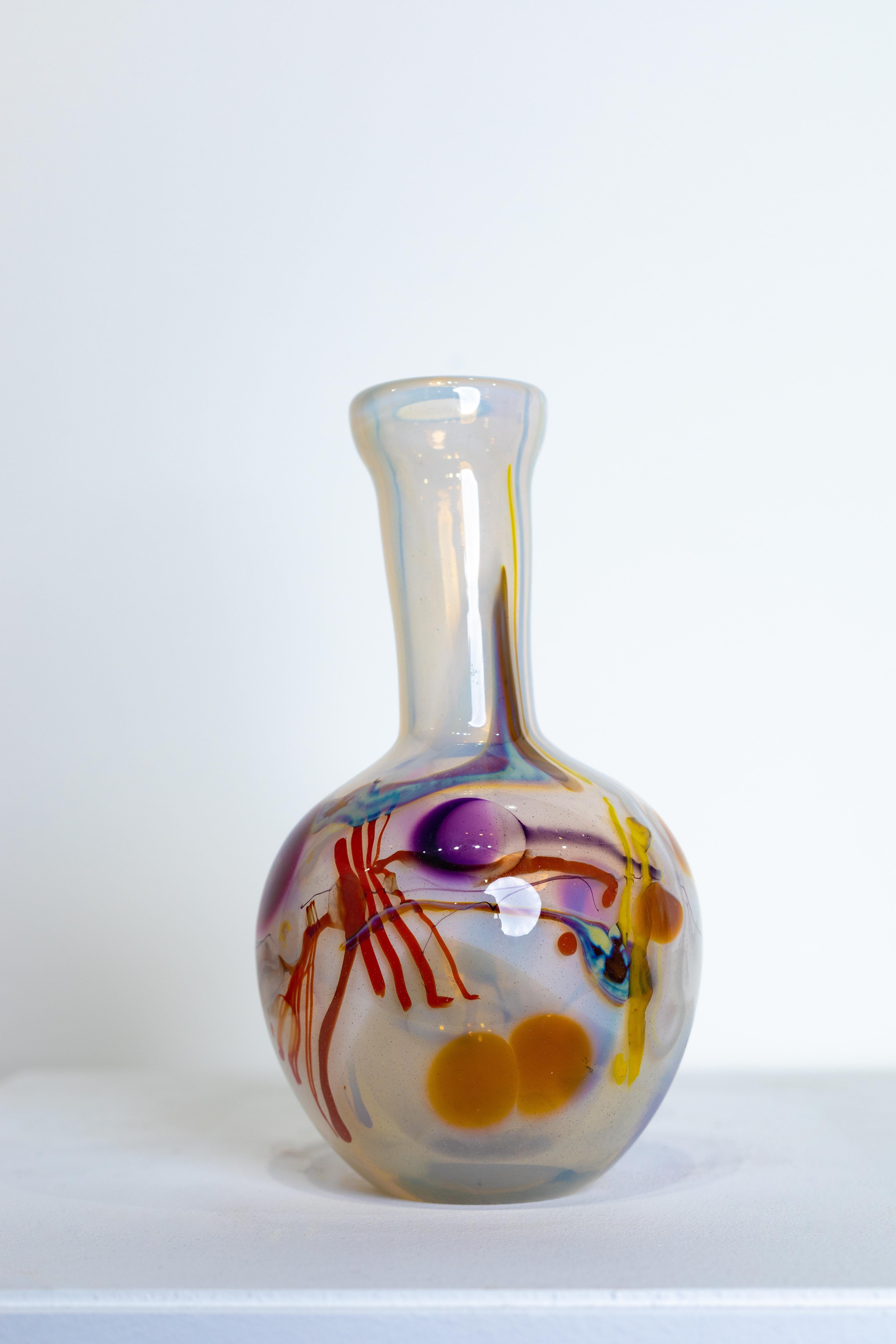 Vase en verre soufflé Herb Babcock, fond blanc et bleu, éclabousssures rouges en vente 1