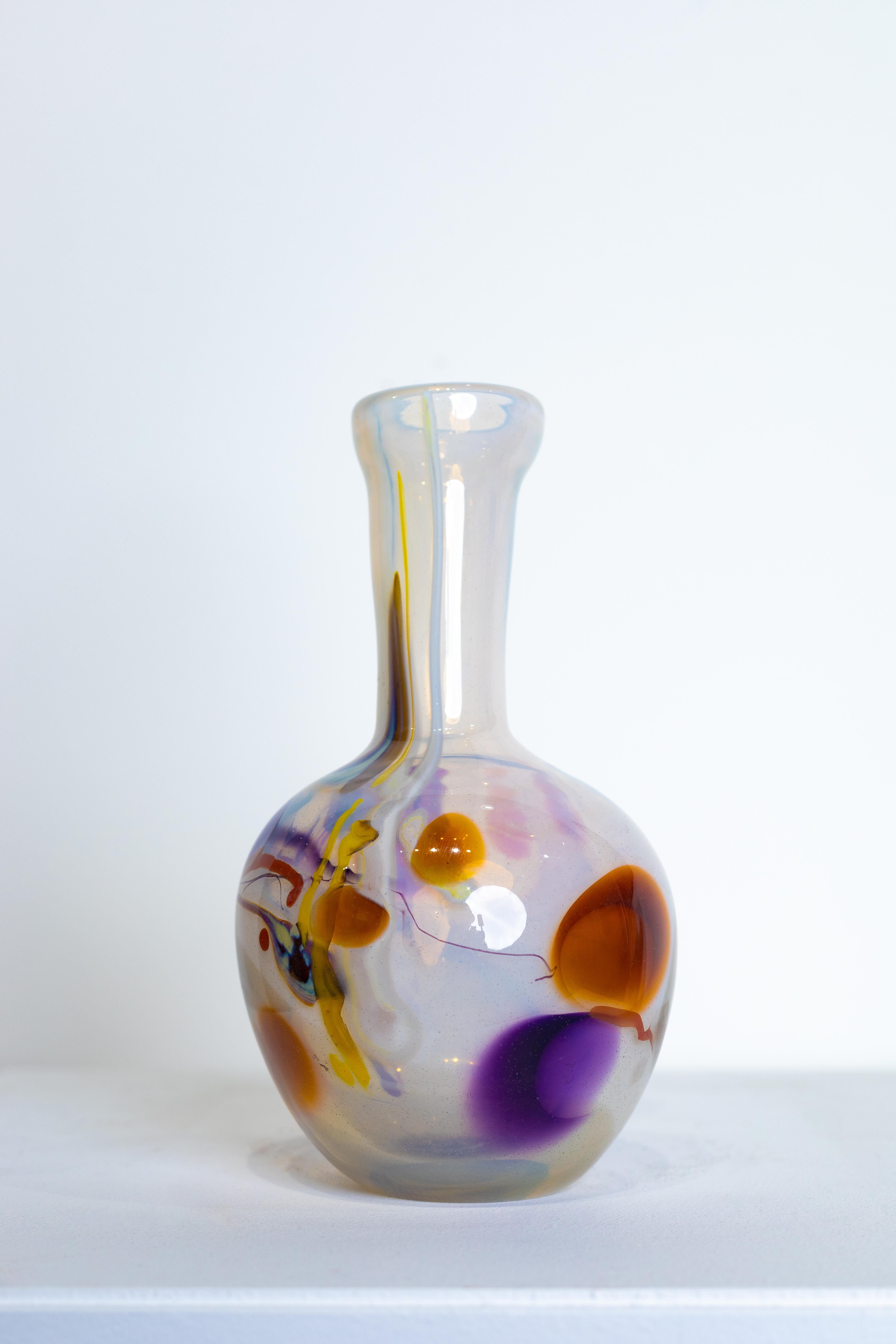 Vase en verre soufflé Herb Babcock, fond blanc et bleu, éclabousssures rouges en vente 2