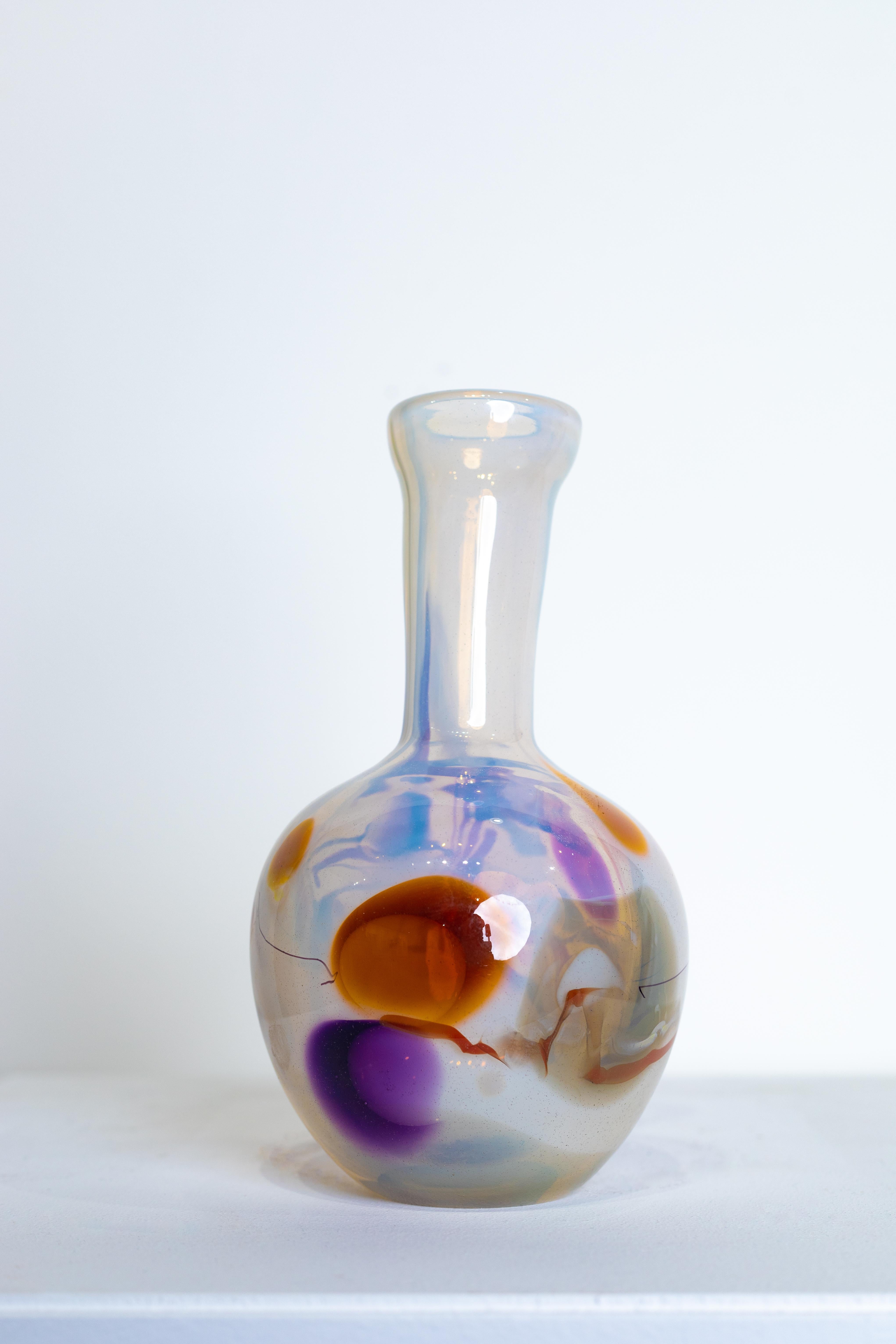 Vase en verre soufflé Herb Babcock, fond blanc et bleu, éclabousssures rouges en vente 3