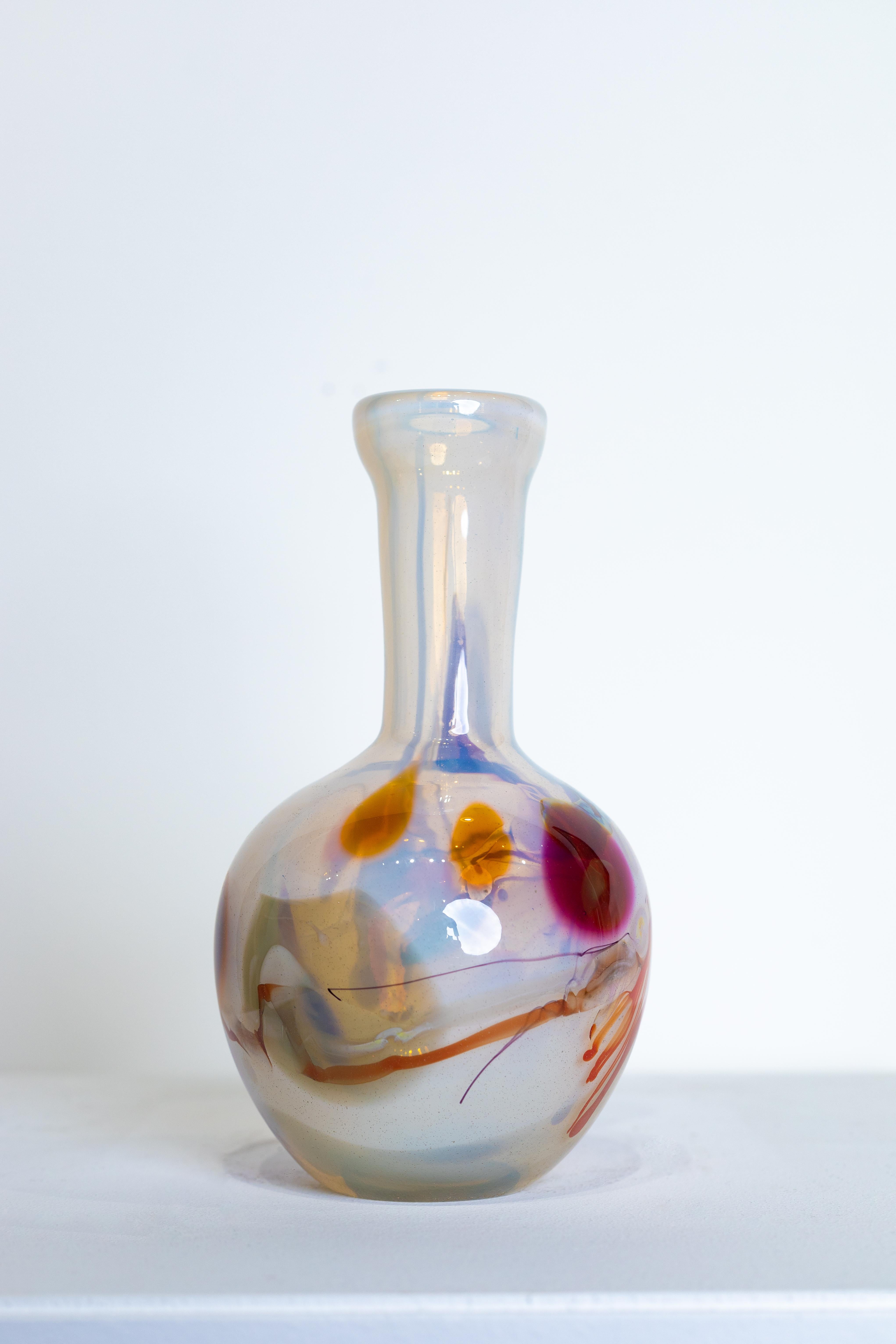 Vase en verre soufflé Herb Babcock, fond blanc et bleu, éclabousssures rouges en vente 4