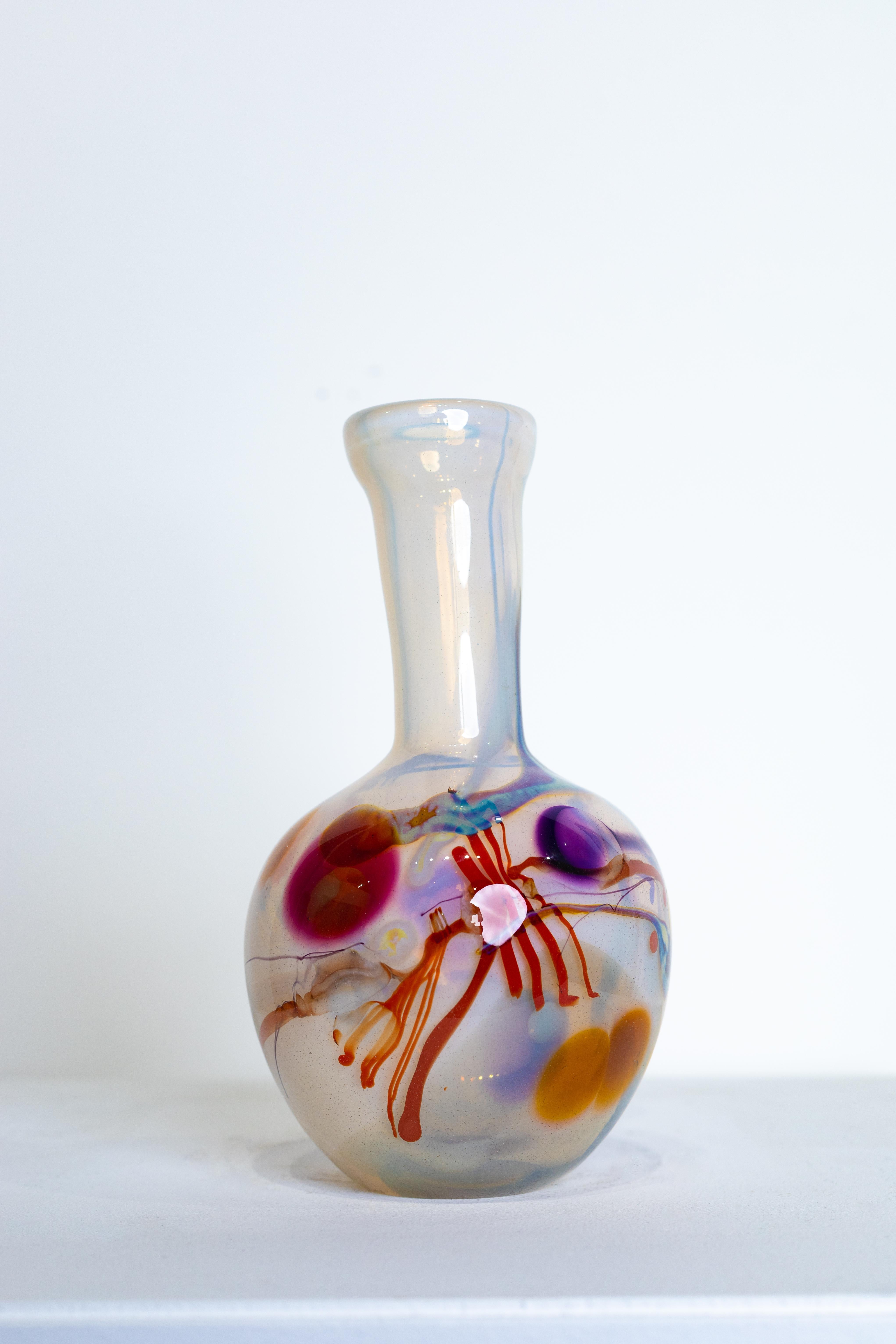 Vase en verre soufflé Herb Babcock, fond blanc et bleu, éclabousssures rouges en vente 5