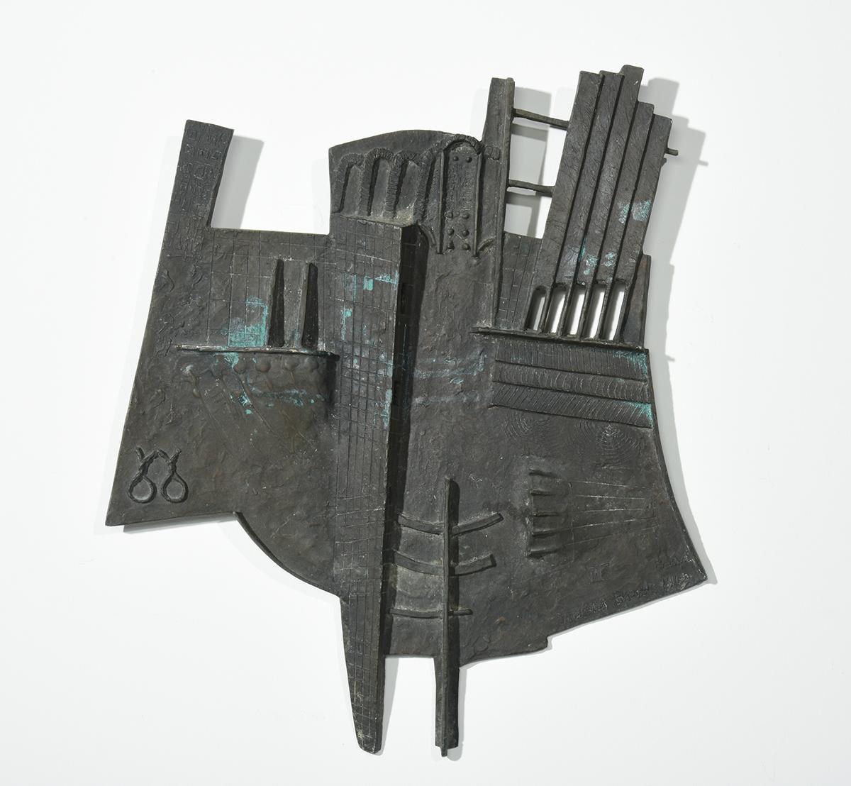 "Roma II" ist ein exquisites Beispiel für Morris Broses abstrakte Skulptur, die zu zahlreichen fantasievollen Vorschlägen einlädt, von der Architektur bis zu Waffen und Rüstungen.  Keine weichen Kanten an diesem Stück  und keine Einladung zum