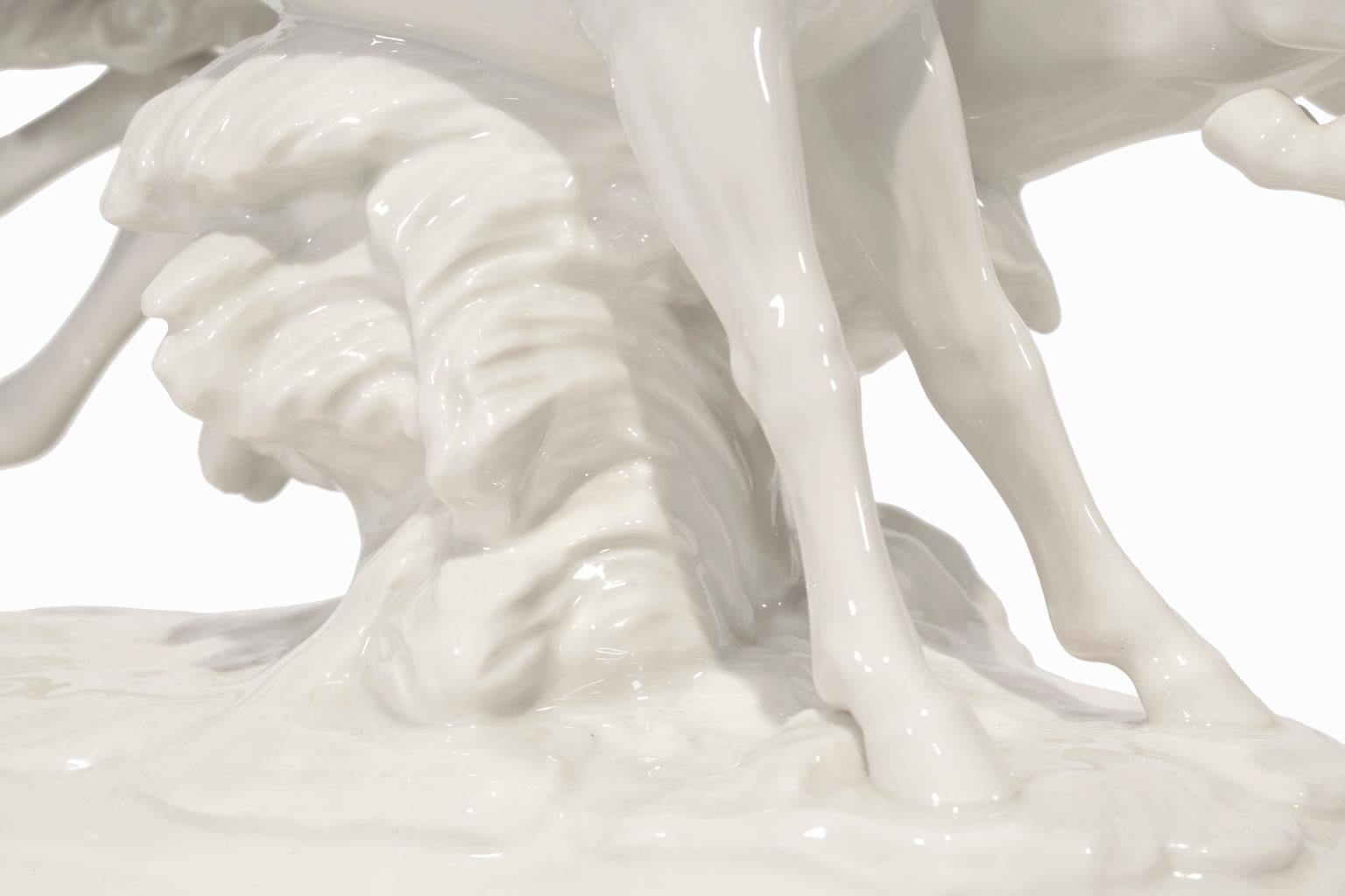 « In Freiheit (In Freedom) », chevaux en porcelaine blanche - Sculpture de Hutschenreuther