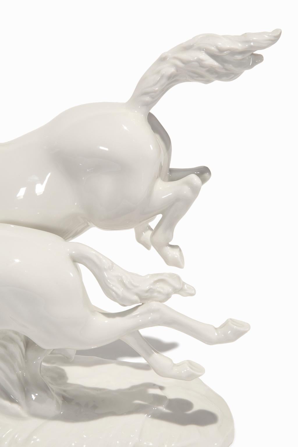 « In Freiheit (In Freedom) », chevaux en porcelaine blanche - Expressionniste Sculpture par Hutschenreuther