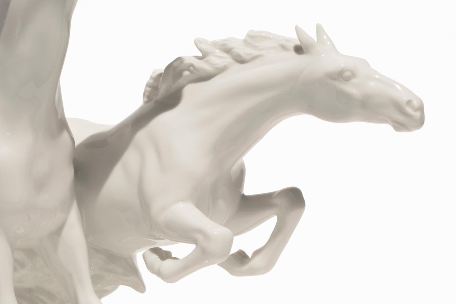 Cette magnifique sculpture en porcelaine de Hutschenreuther porcelain représente deux chevaux au galop, sculptés avec des détails exquis et signés par le sculpteur, Max Hermann Fritz. Max Hermann Fritz, ou MH Fritz, est né en 1873 à Neuhaus et a