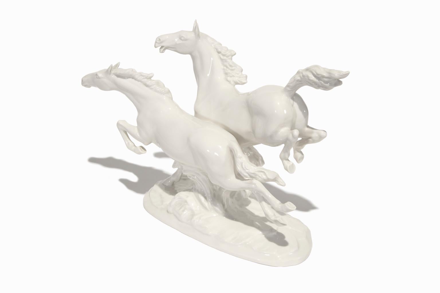 Diese wunderschöne Porzellanplastik von Hutschenreuther Porzellan zeigt zwei galoppierende Pferde, die vom Bildhauer Max Hermann Fritz detailgetreu ausgearbeitet und signiert wurden. Max Hermann Fritz, oder MH Fritz, wurde 1873 in Neuhaus geboren