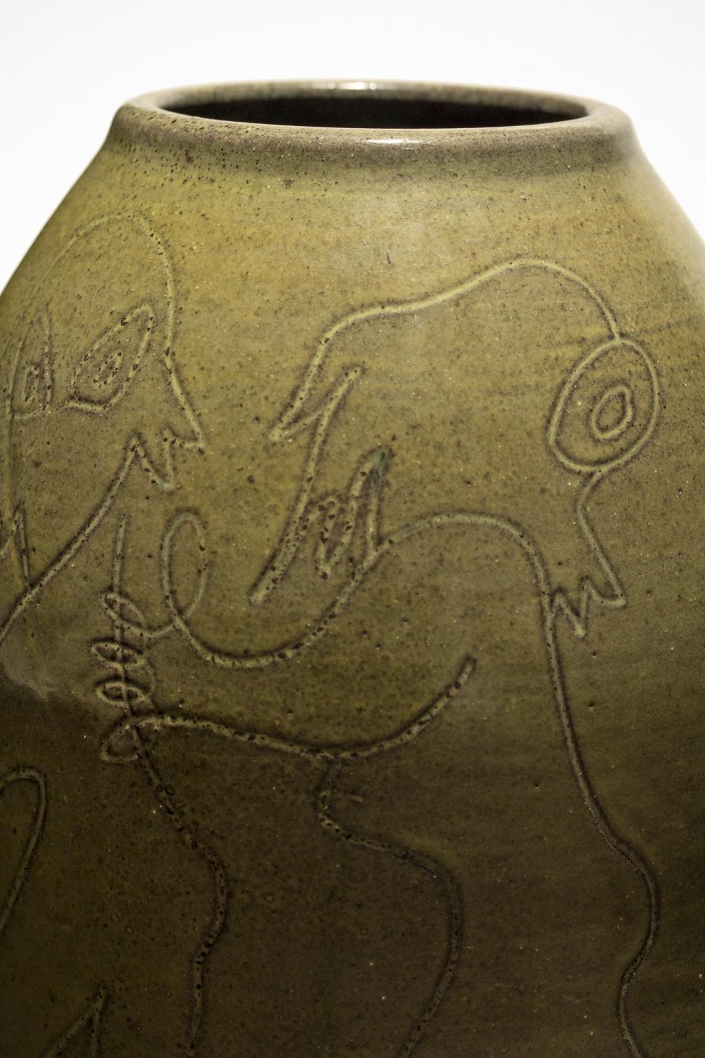 Keramikvase „Ohne Titel“ mit geätzten Figuren, grüner Glasur, signiert am Boden im Angebot 3