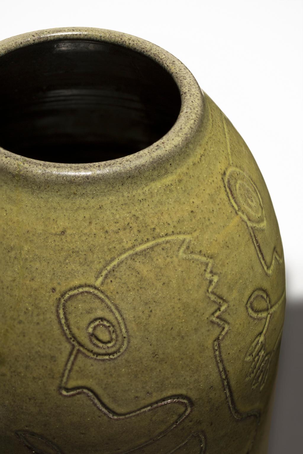 Keramikvase „Ohne Titel“ mit geätzten Figuren, grüner Glasur, signiert am Boden im Angebot 4