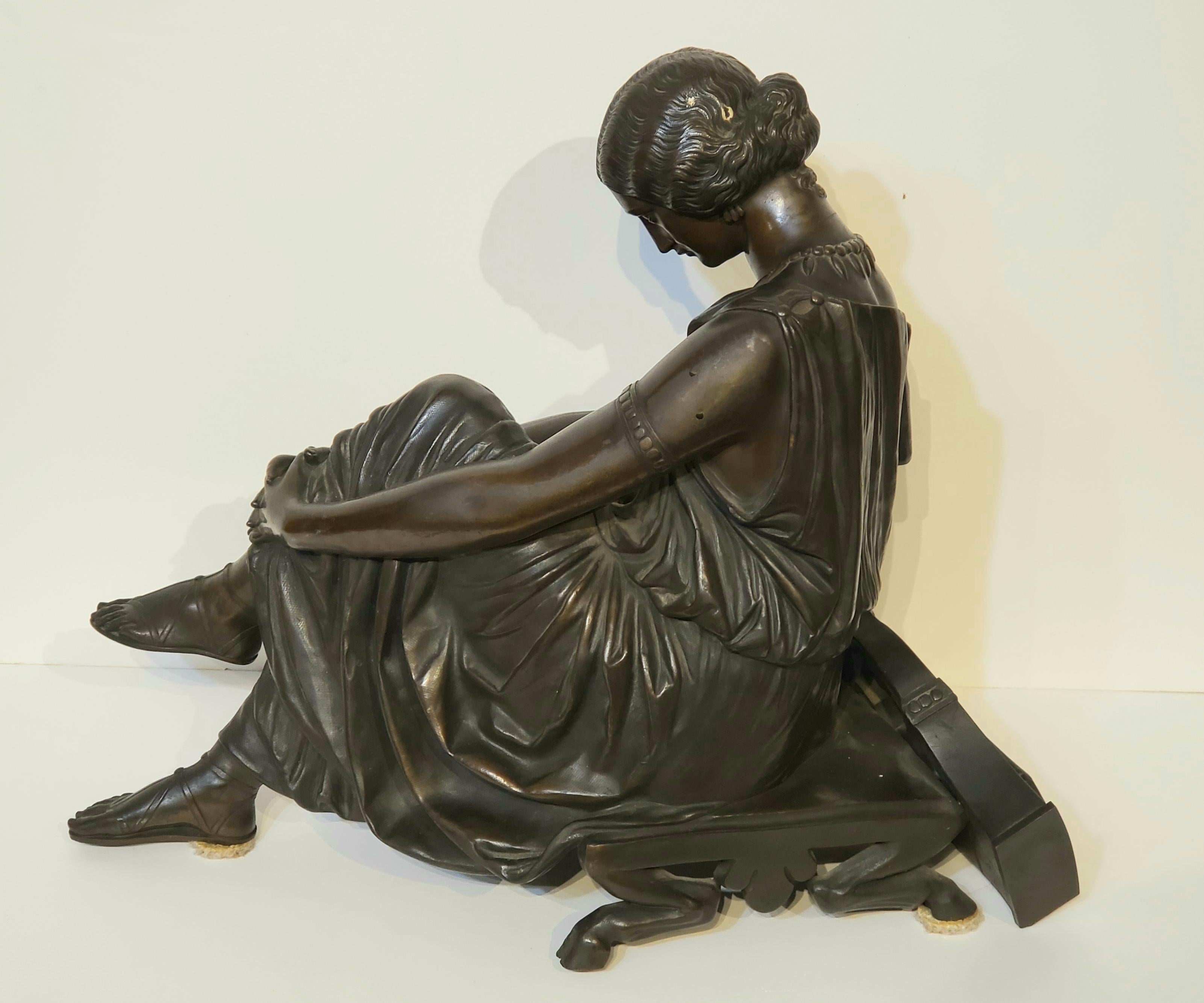 Antike Bronzeskulptur des Dichters „Sappho“ – Sculpture von Jean-Jacques Pradier