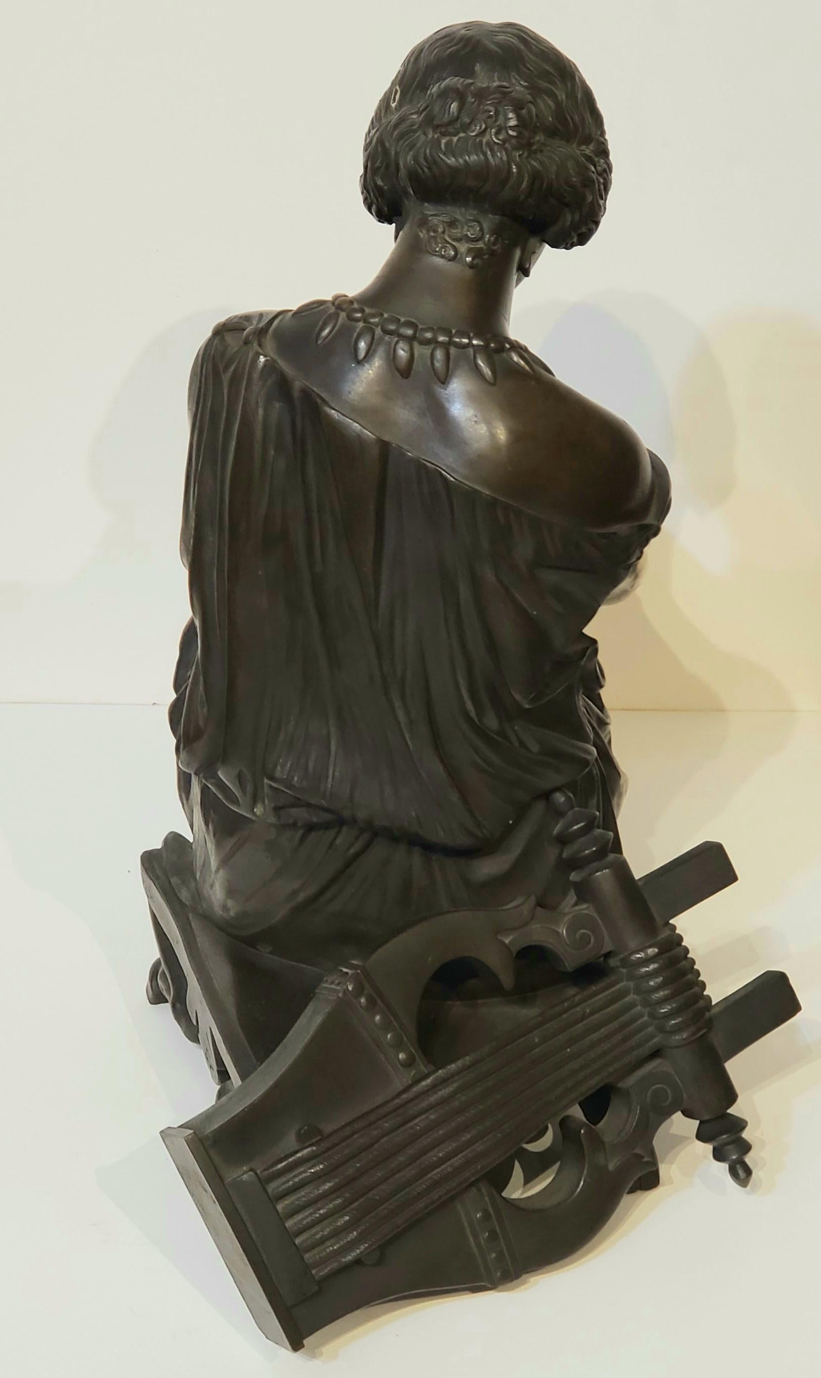 Antike Bronzeskulptur des Dichters „Sappho“ aus der Zeit. 

Bronzeskulptur einer Frau und einer Harfe oder einer Leier aus Bronze von Jean-Jacques Pradier. 

Diese antike Bronzeskulptur ist 17 Zoll breit:: 14 Zoll hoch und 9 Zoll tief. 

Bronze::