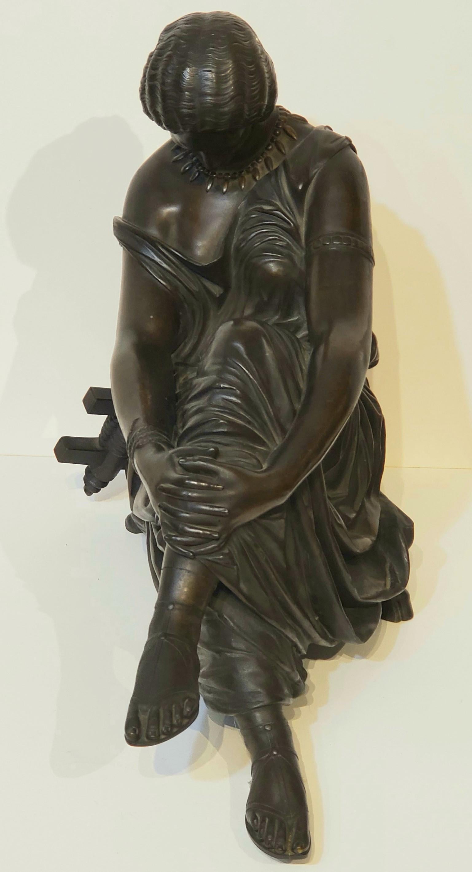 Antike Bronzeskulptur des Dichters „Sappho“ (Gold), Figurative Sculpture, von Jean-Jacques Pradier