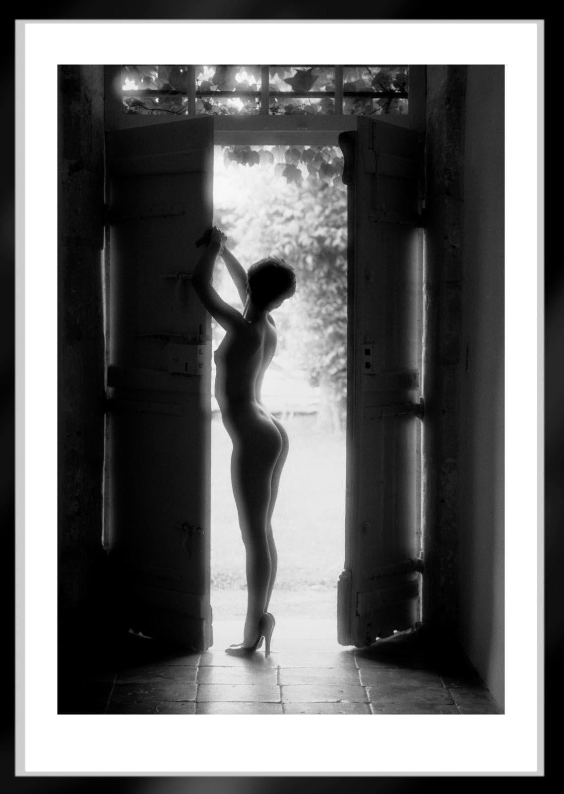 Photographie figurative, impression Contemporary,  Femme nue romantique - Lisa - Noir Black and White Photograph par Ian Sanderson