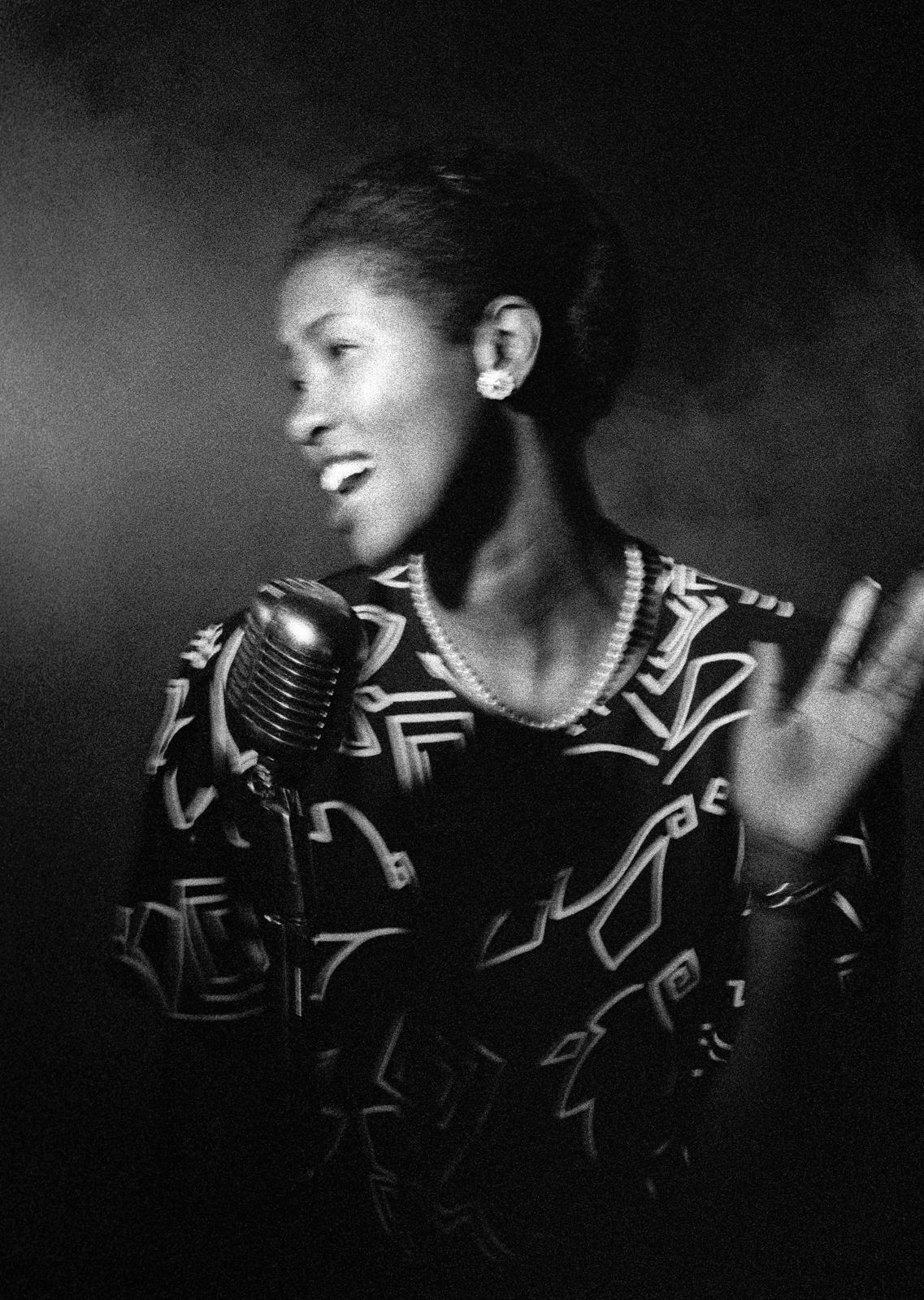 Lamu Jazz - Stampa contemporanea in bianco e nero di un ritratto di donna in edizione limitata e firmata