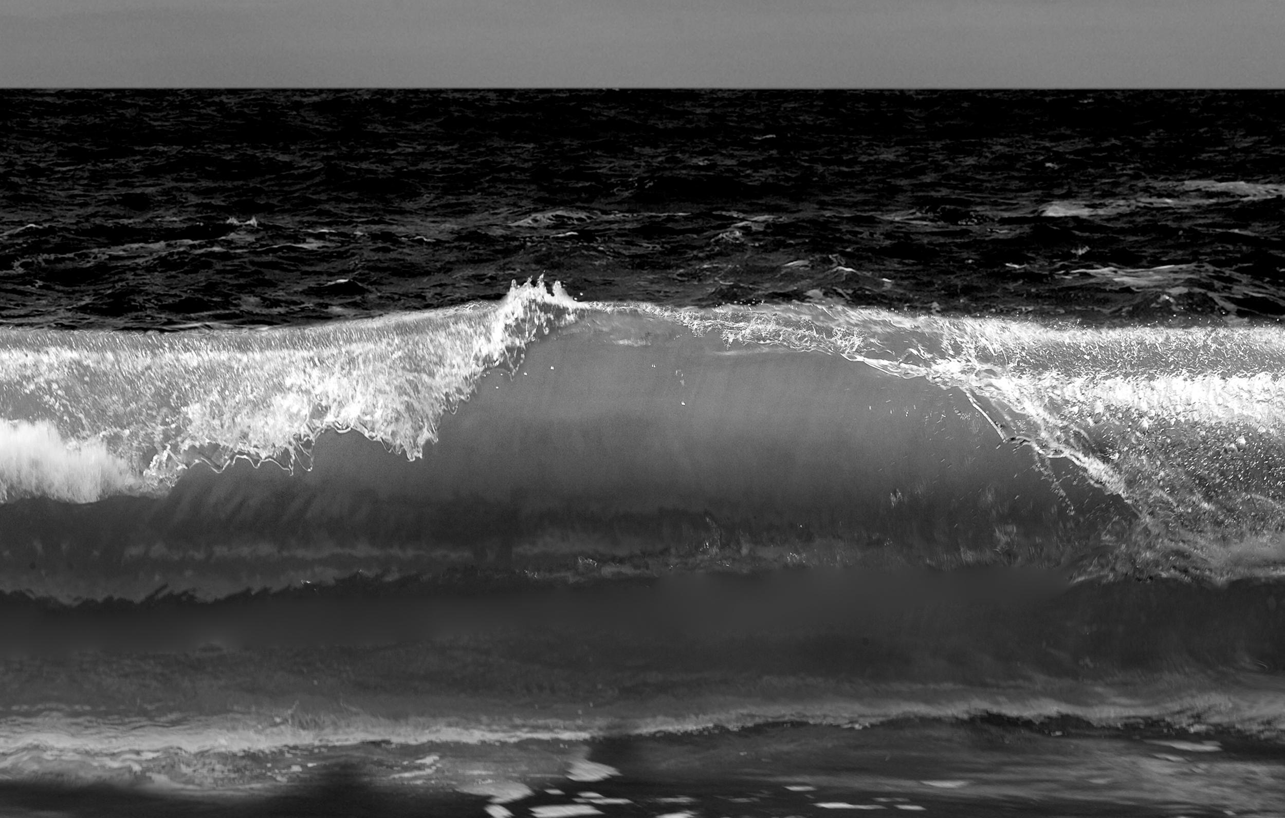 Wave – signierter Druck in limitierter Auflage, Schwarzweiß, Bewegung, Meer, Wasser, natürlicher Raum (Zeitgenössisch), Photograph, von Ian Sanderson