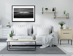 Wave 2- Stampa firmata in edizione limitata di natura morta, Bianco nero, Mare, Paesaggio
