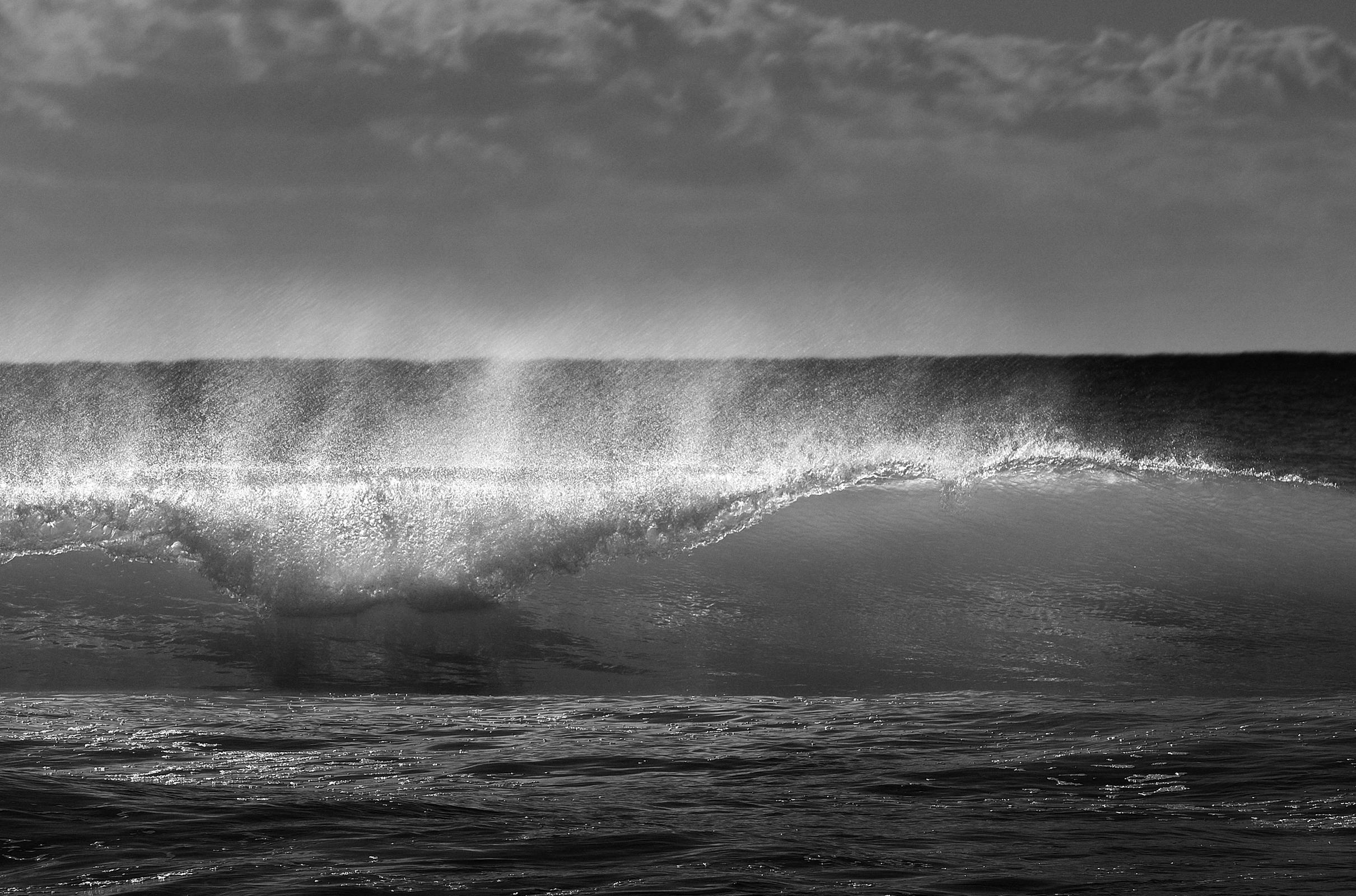 Aquarelle « Wave 2 » signée en édition limitée, blanc et noir, mer, mouvement - Contemporain Photograph par Ian Sanderson