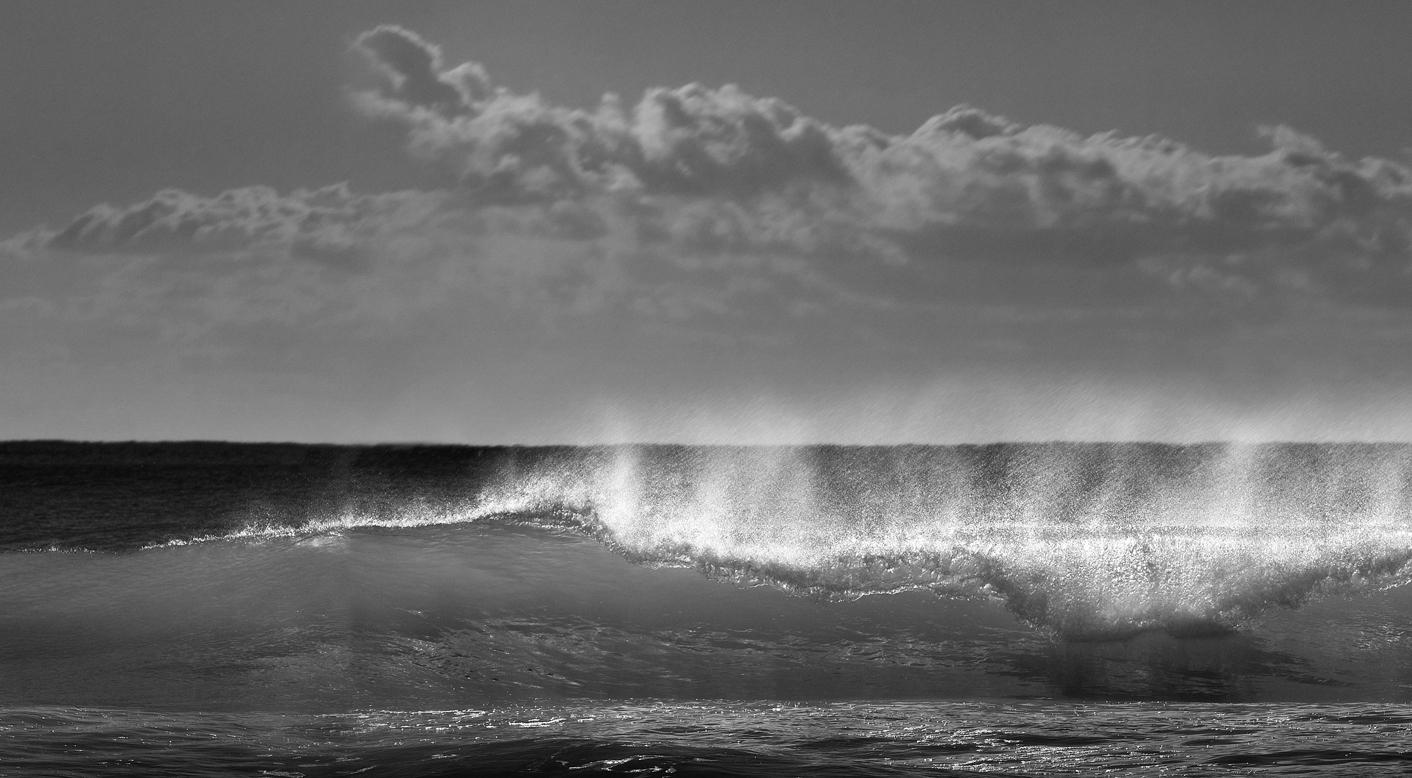 Aquarelle « Wave 2 » signée en édition limitée, blanc et noir, mer, mouvement - Noir Landscape Photograph par Ian Sanderson