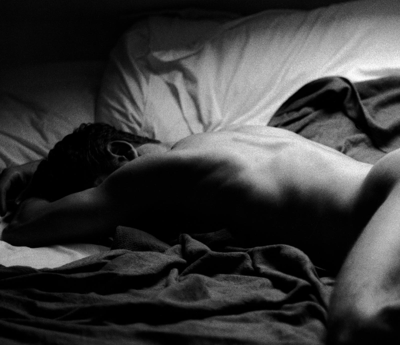 Signierter Aktdruck in limitierter Auflage, Schwarzweiß Contemporary, Mann auf Bett - Craig – Photograph von Ian Sanderson