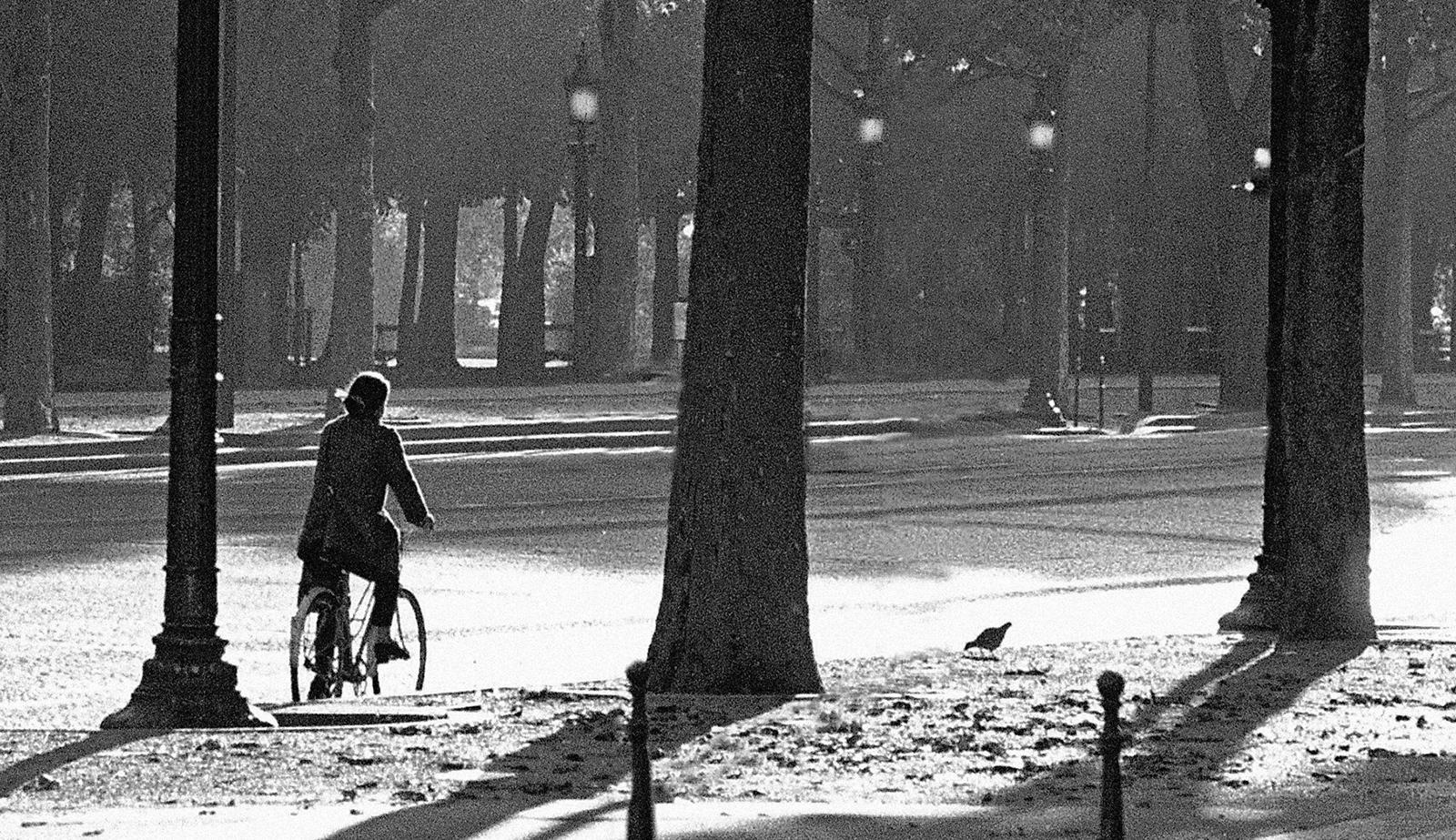 Elysées-Signature de l'édition limitée d'un paysage urbain, Noir blanc, Route tranquille, Solitaire - Photograph de Ian Sanderson