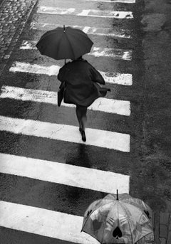 Parapluie - Impression de natures mortes en édition limitée signée, blanc et noir, femme de la ville