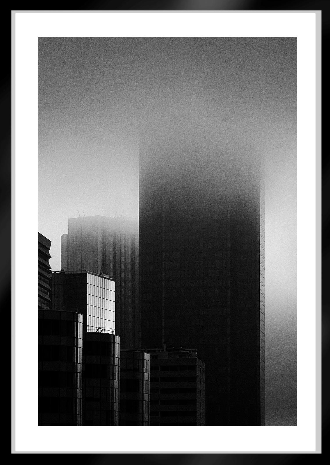 La Défense 1- Impression de paysage urbain en édition limitée signée, Architecture contemporaine - Noir Landscape Photograph par Ian Sanderson