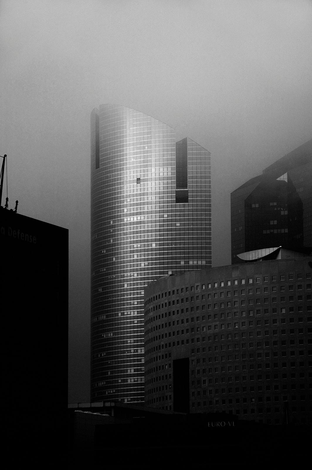 La Défense 2- Signierter Architekturdruck in limitierter Auflage, schwarz-weißes Stadtbild