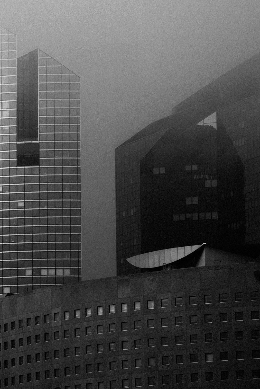 La Défense 2- Stampa di architettura firmata in edizione limitata, paesaggio urbano in bianco e nero - Photograph di Ian Sanderson
