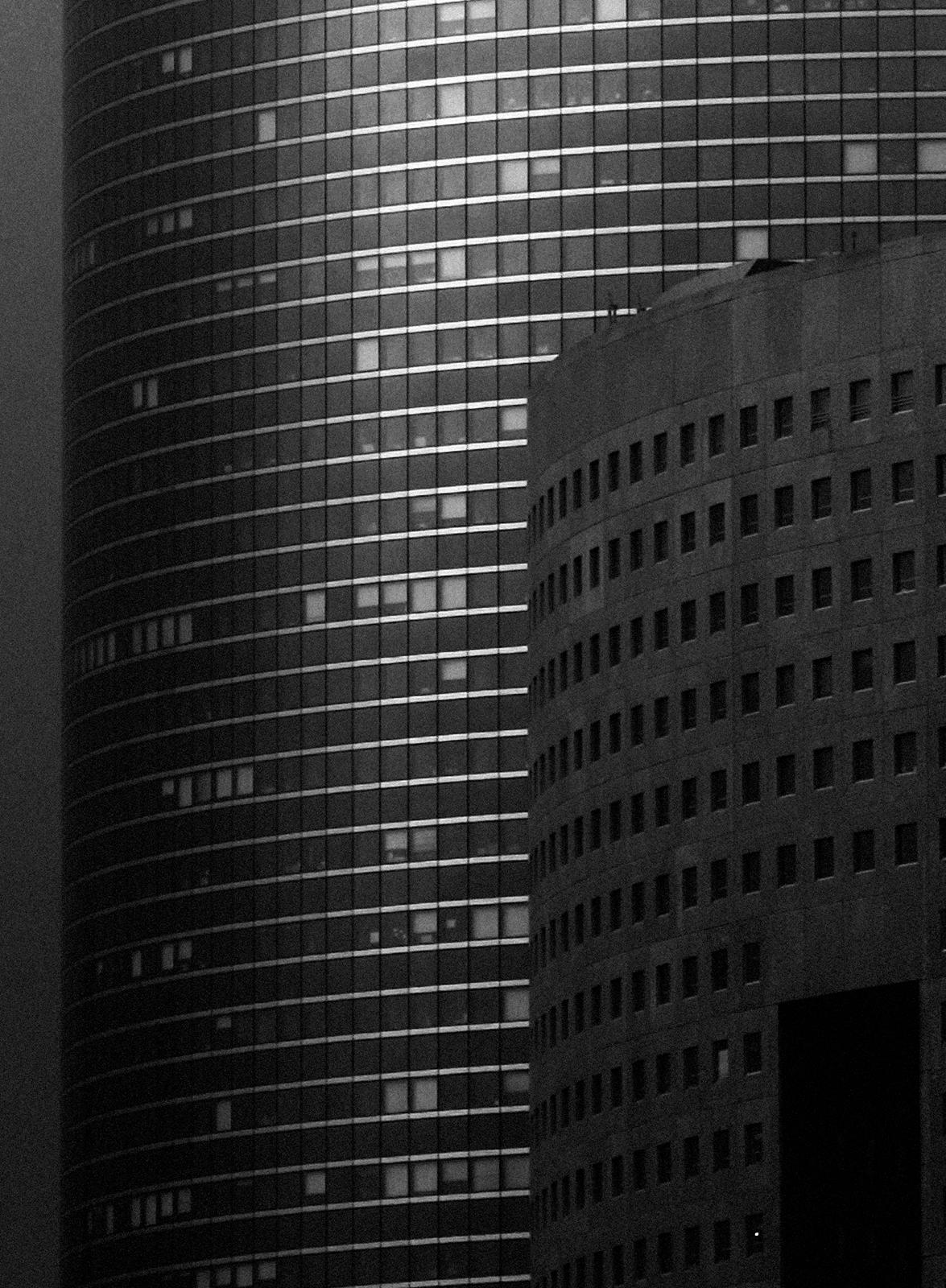 La Défense 2- Stampa di architettura firmata in edizione limitata, paesaggio urbano in bianco e nero - Photograph Contemporaneo di Ian Sanderson