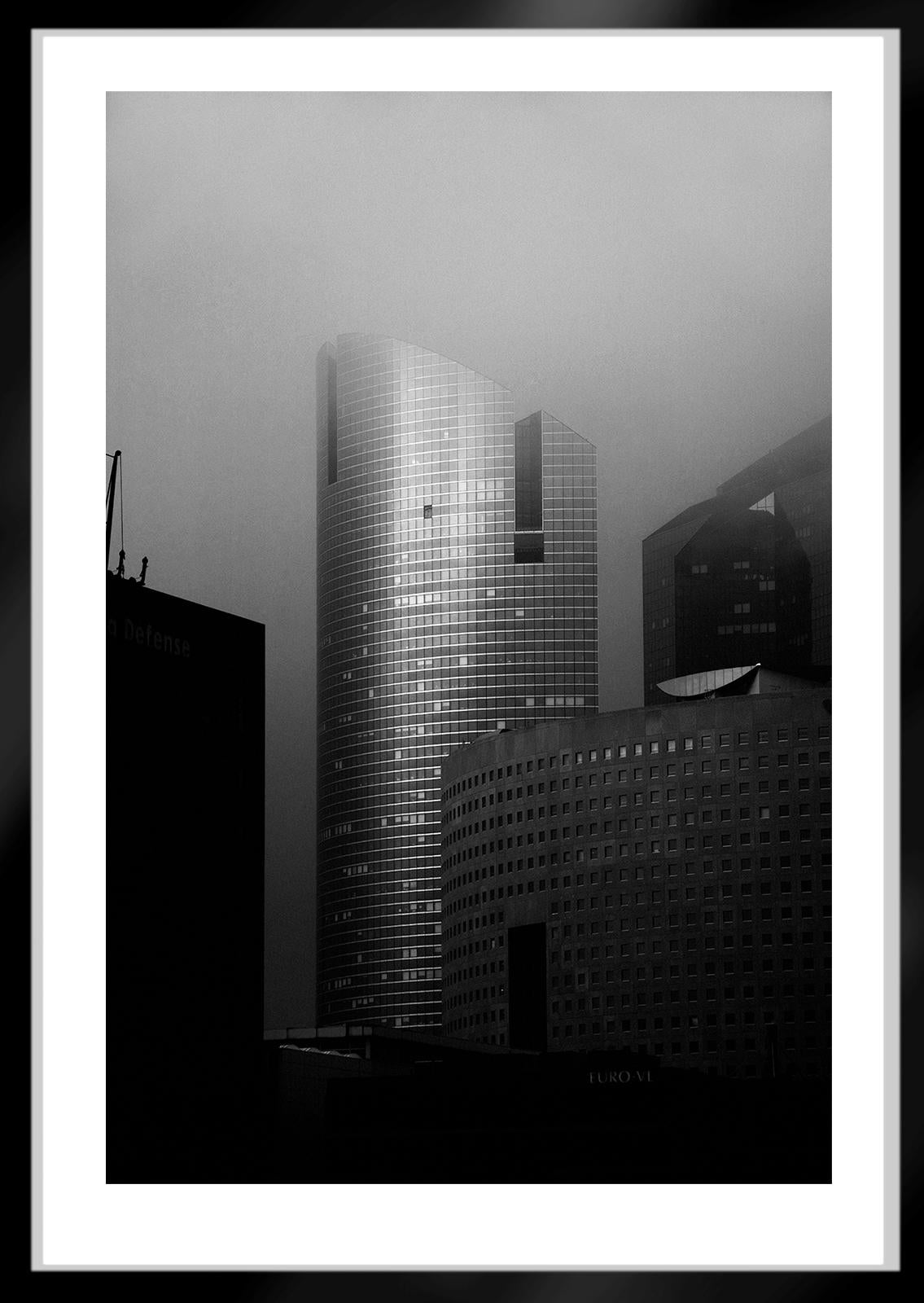 La Défense 2- Stampa di architettura firmata in edizione limitata, paesaggio urbano in bianco e nero - Black and White Photograph Nero di Ian Sanderson