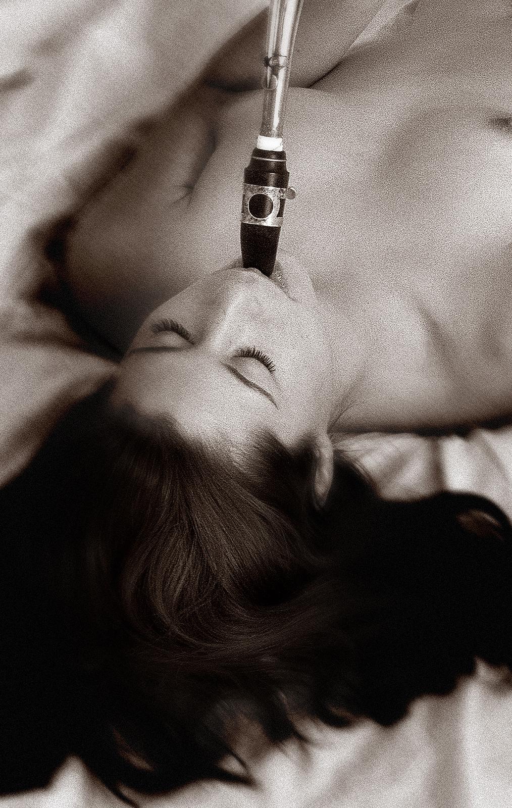 Sax - Impression sépia en édition limitée, photo de femme nue contemporaine dans un lit, signée - Gris Nude Photograph par Ian Sanderson