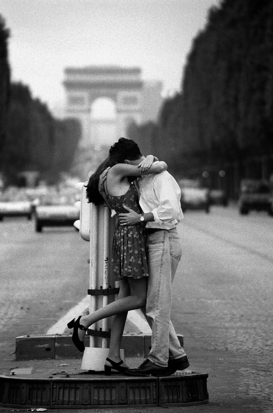 Paris Romance- Signed limited edition couple print, Black white, Contemporary - Photograph by Ian Sanderson