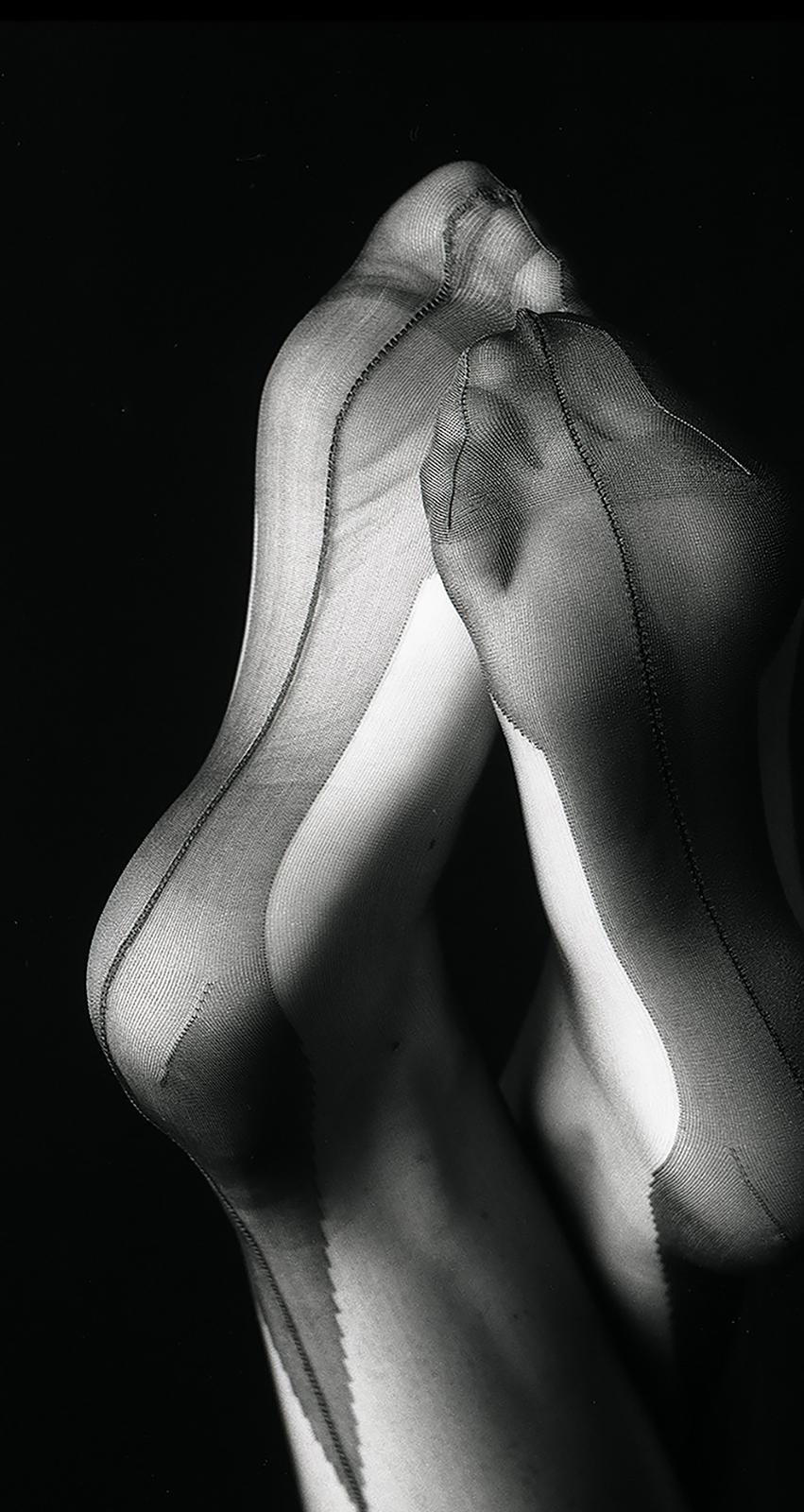 Put Your Feet Up - Impression de natures mortes en édition limitée signée, mannequin sexy  - Noir Still-Life Photograph par Geoff Halpin