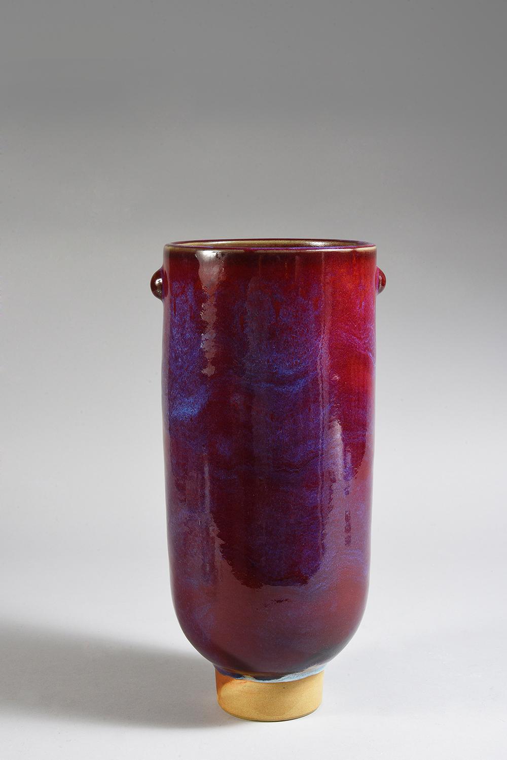 Die Vase ist mit einem Rahmen versehen. Steingut mit Aubergine-Glasur.