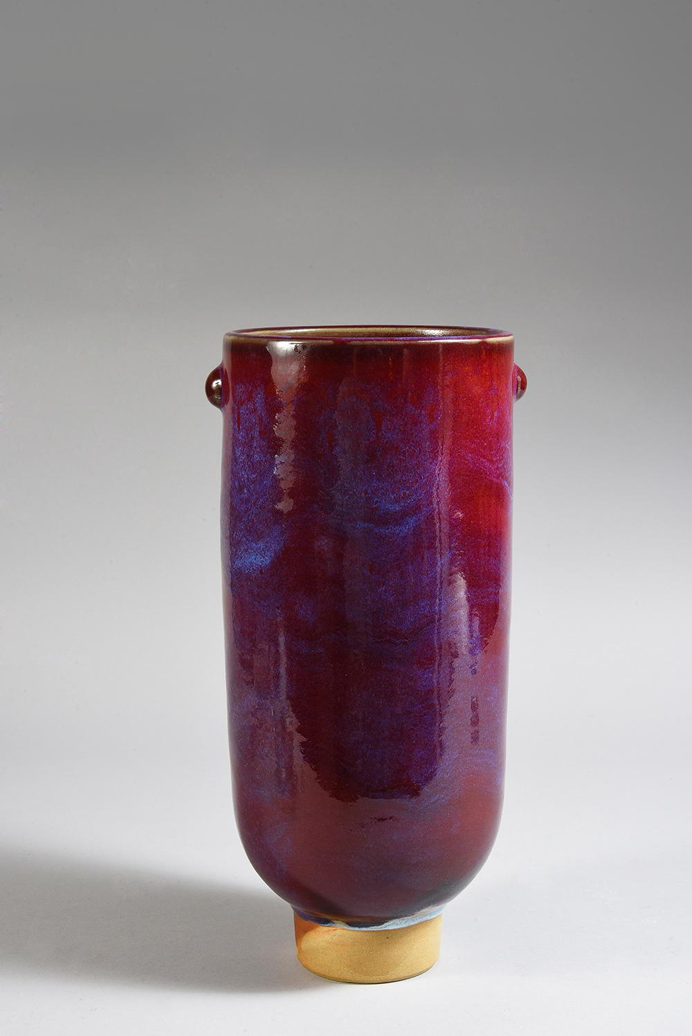 Vase. Faïence avec glaçure à l'aubergine.