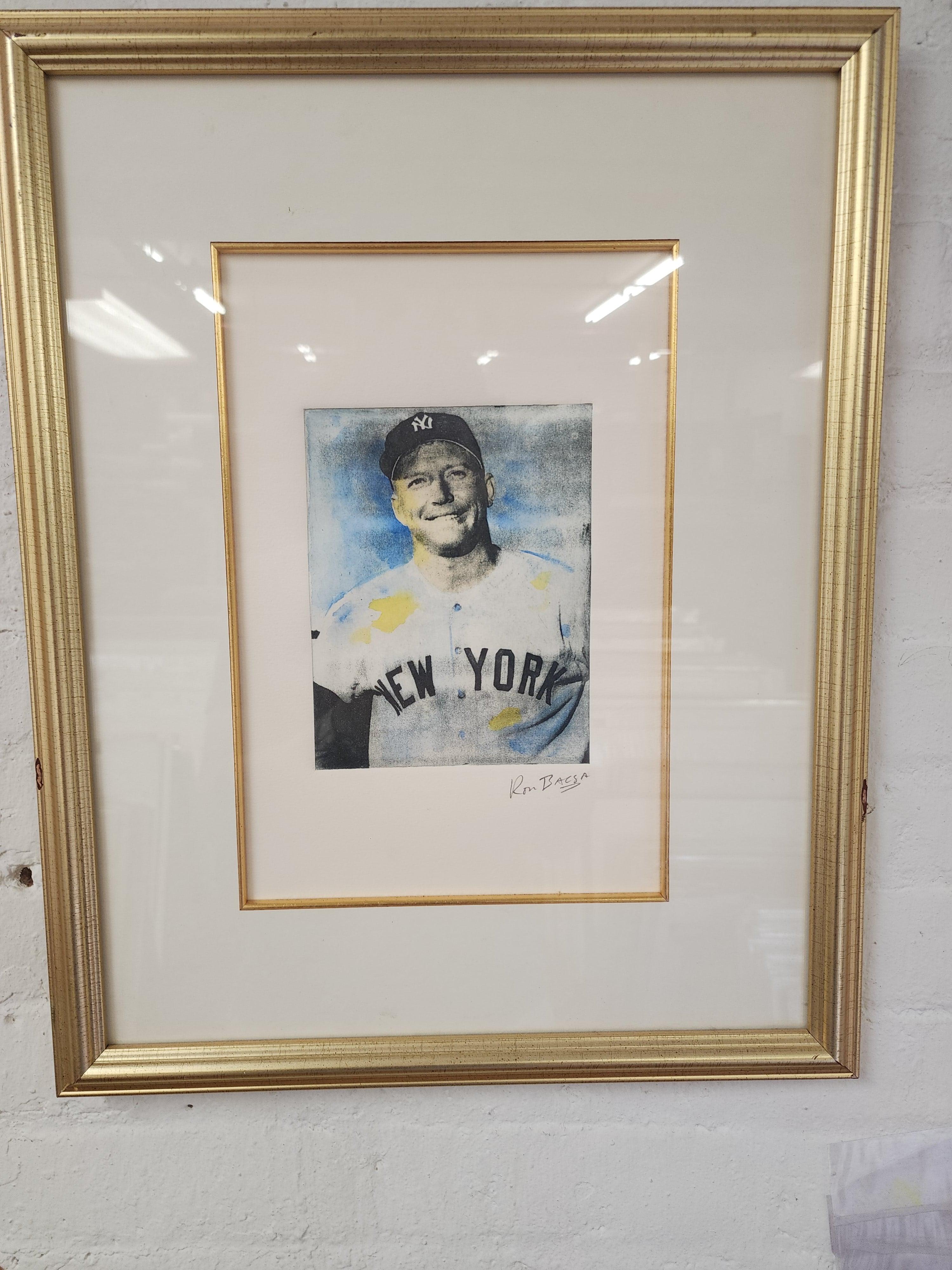 Este cautivador aguafuerte con aguatinta del artista Ron Basca capta maravillosamente al legendario Mickey Mantle. Firmado a mano y a lápiz por Basca, este grabado muestra un detalle y una reverencia excepcionales por el emblemático jugador.
