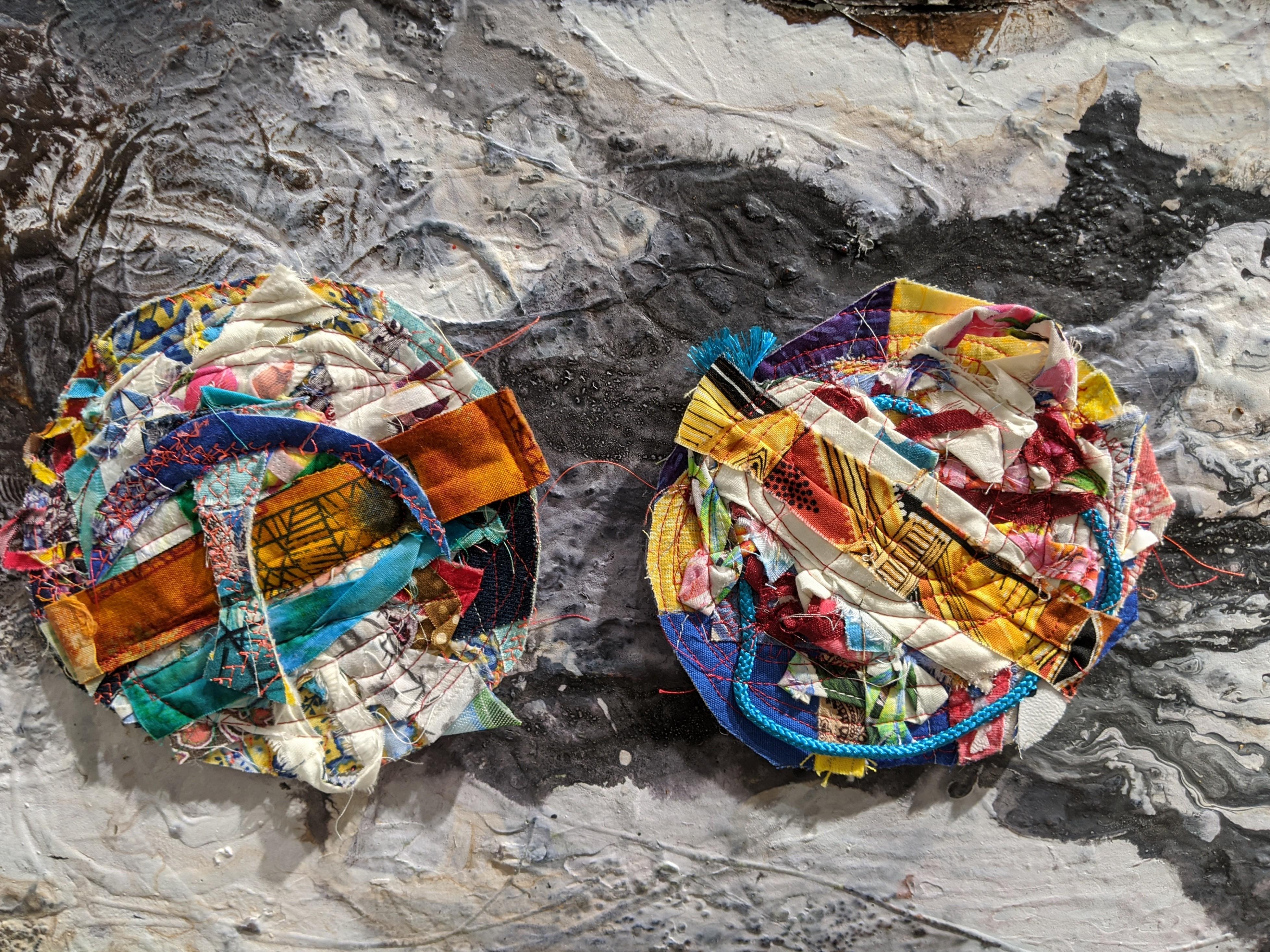Worlds - Abstraktes Diptychon Impasto-Textur mit Textil und Faser in Grau und Weiß – Painting von Jennifer Blalack