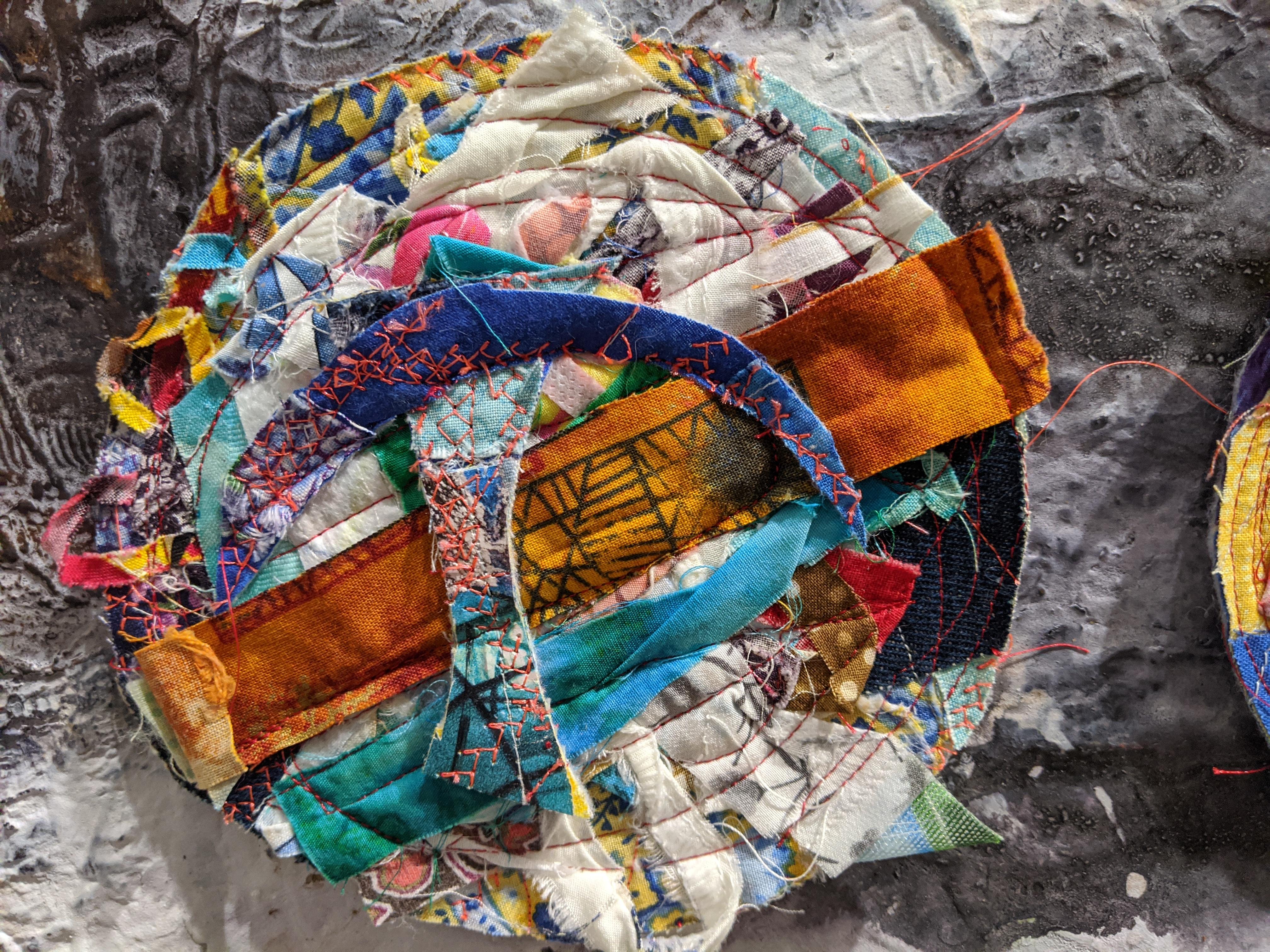 Worlds - Abstraktes Diptychon Impasto-Textur mit Textil und Faser in Grau und Weiß (Zeitgenössisch), Painting, von Jennifer Blalack