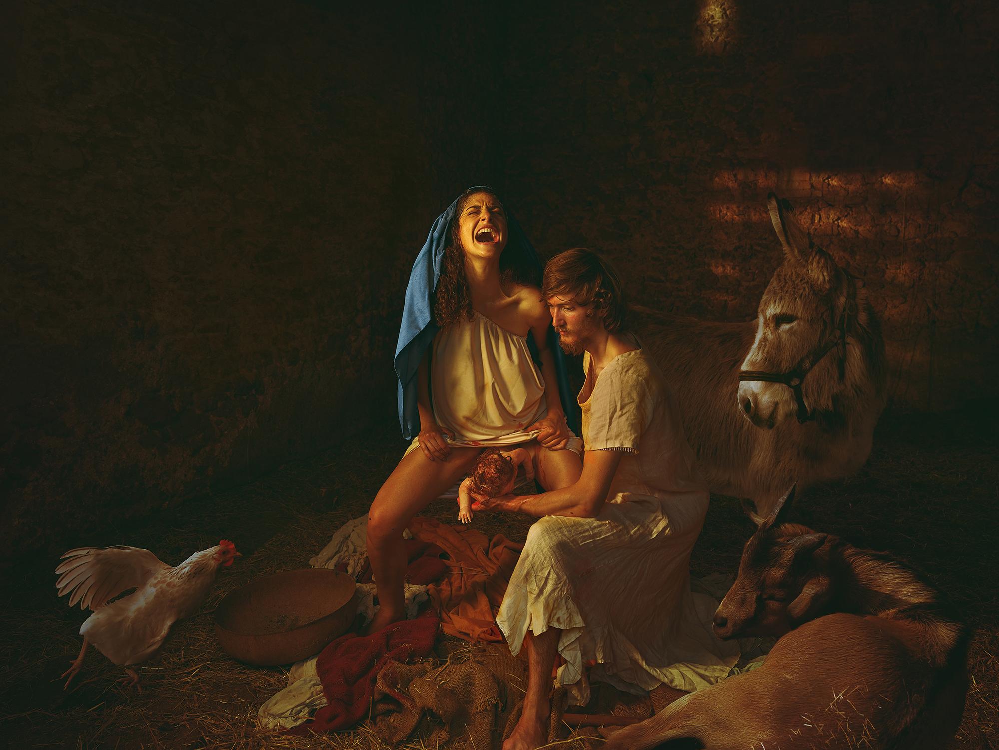 Natalie Lennard Color Photograph – Creation of Man- Staged Chiaroscuro Fotografie der Geburtssszene Schwarz+Blau+Orange