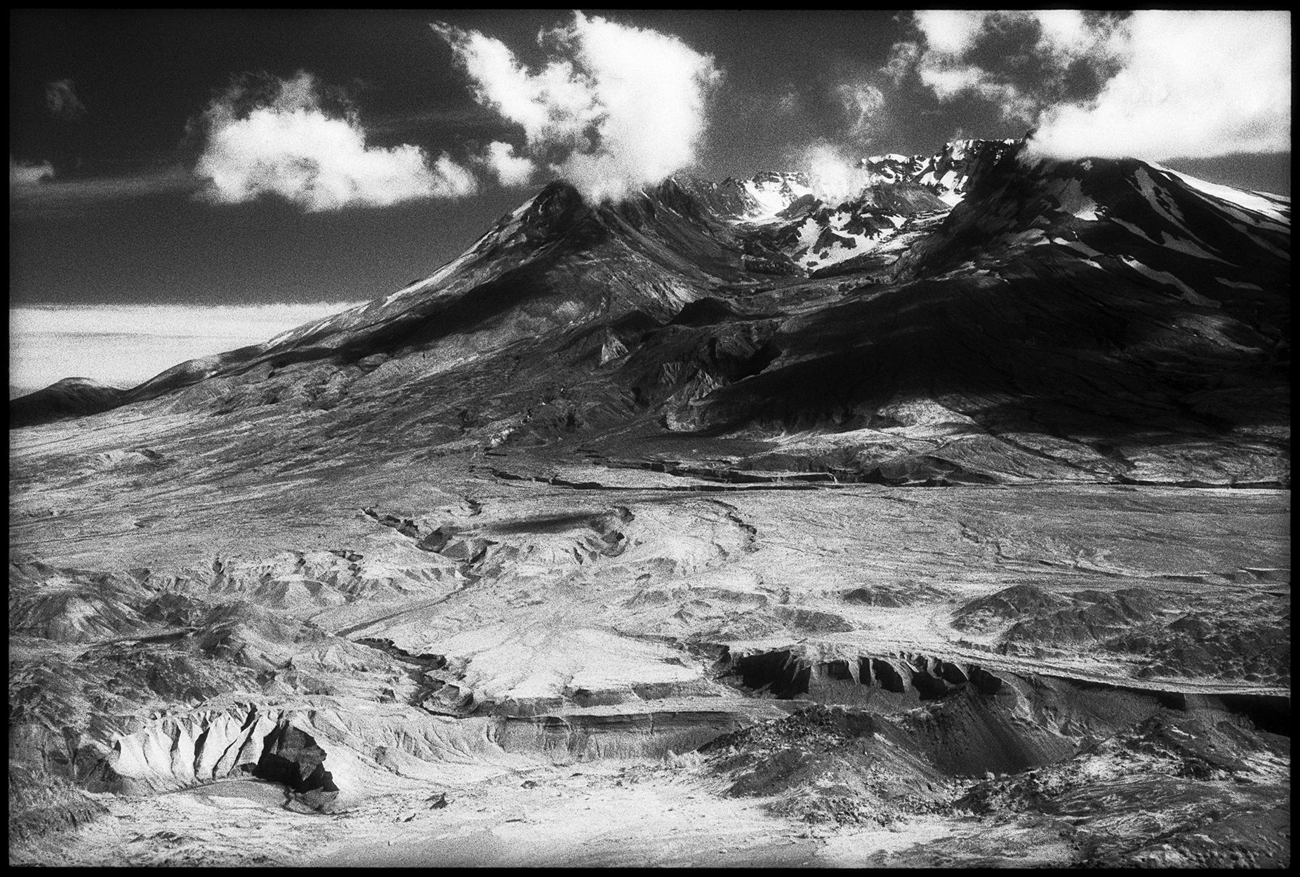 Black and White Photograph Edward Alfano - Mount St. Helens - Photographie aéronautique en noir et blanc des Rocheuses