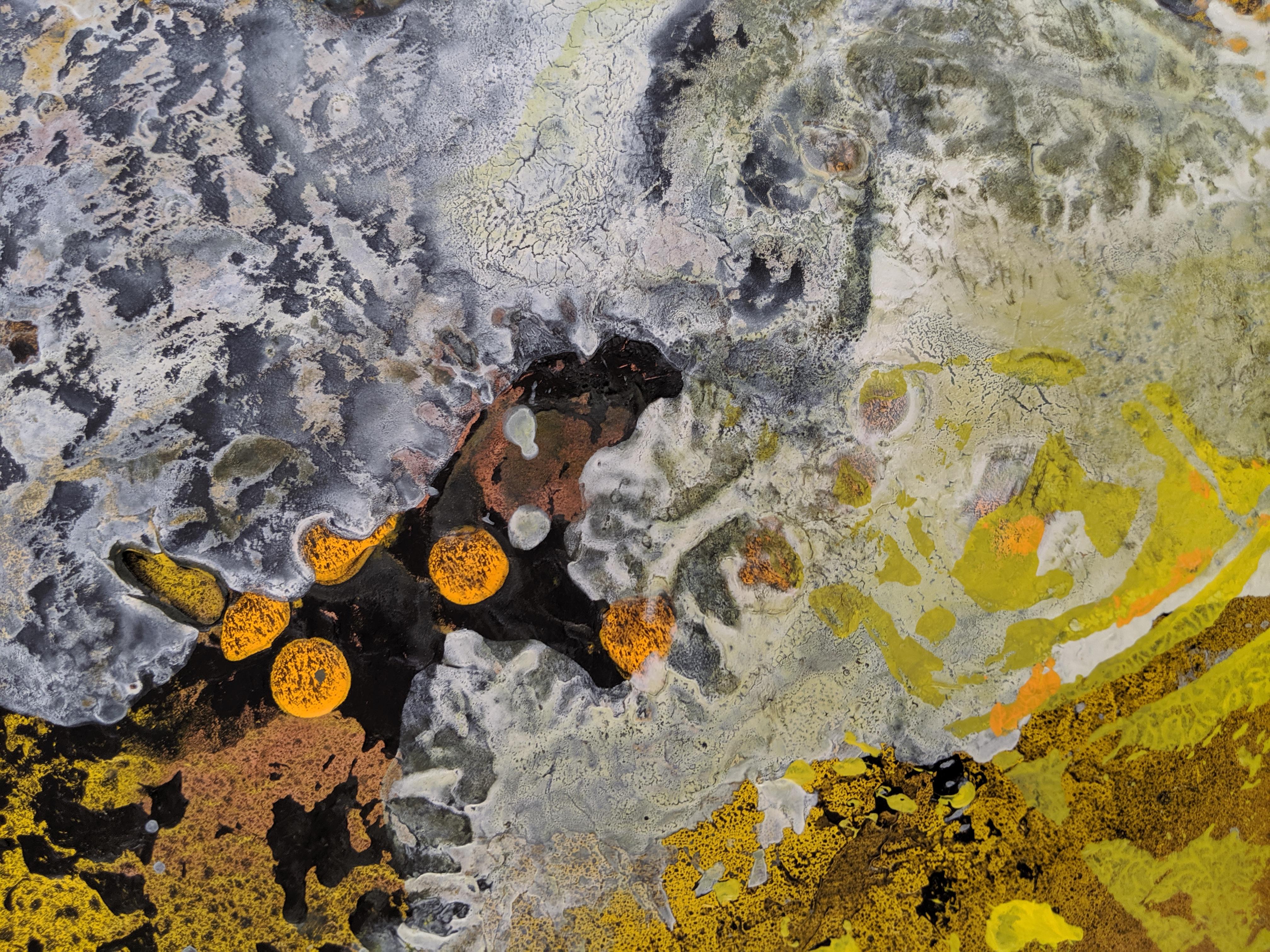Scudo di Agamennone - Quadro astratto circolare della mitologia in giallo - Abstract Painting Beige di Jennifer Blalack