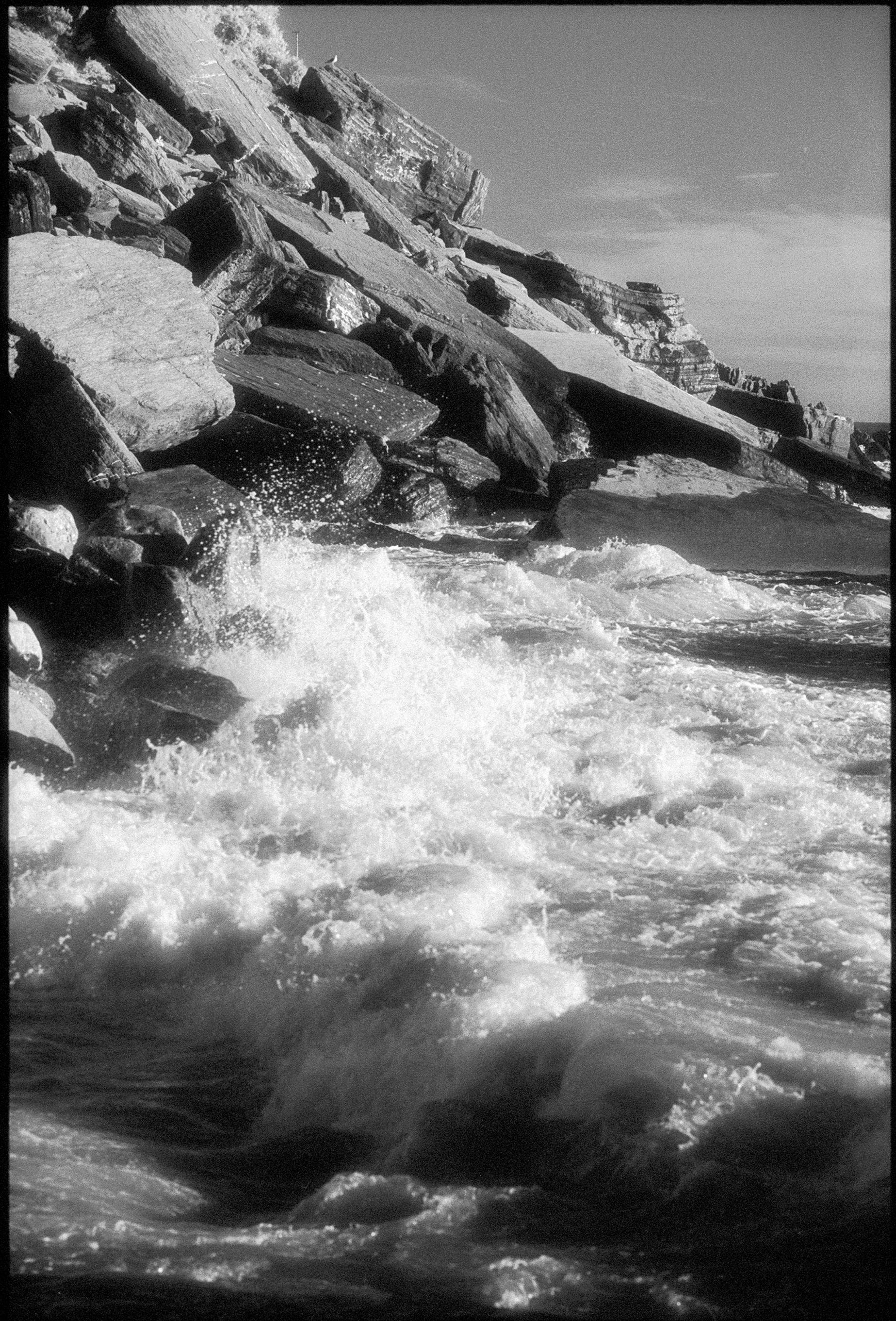 Landscape Photograph Edward Alfano - Cinque Terre, Italia - Photographie en noir et blanc d'un paysage de la côte italienne